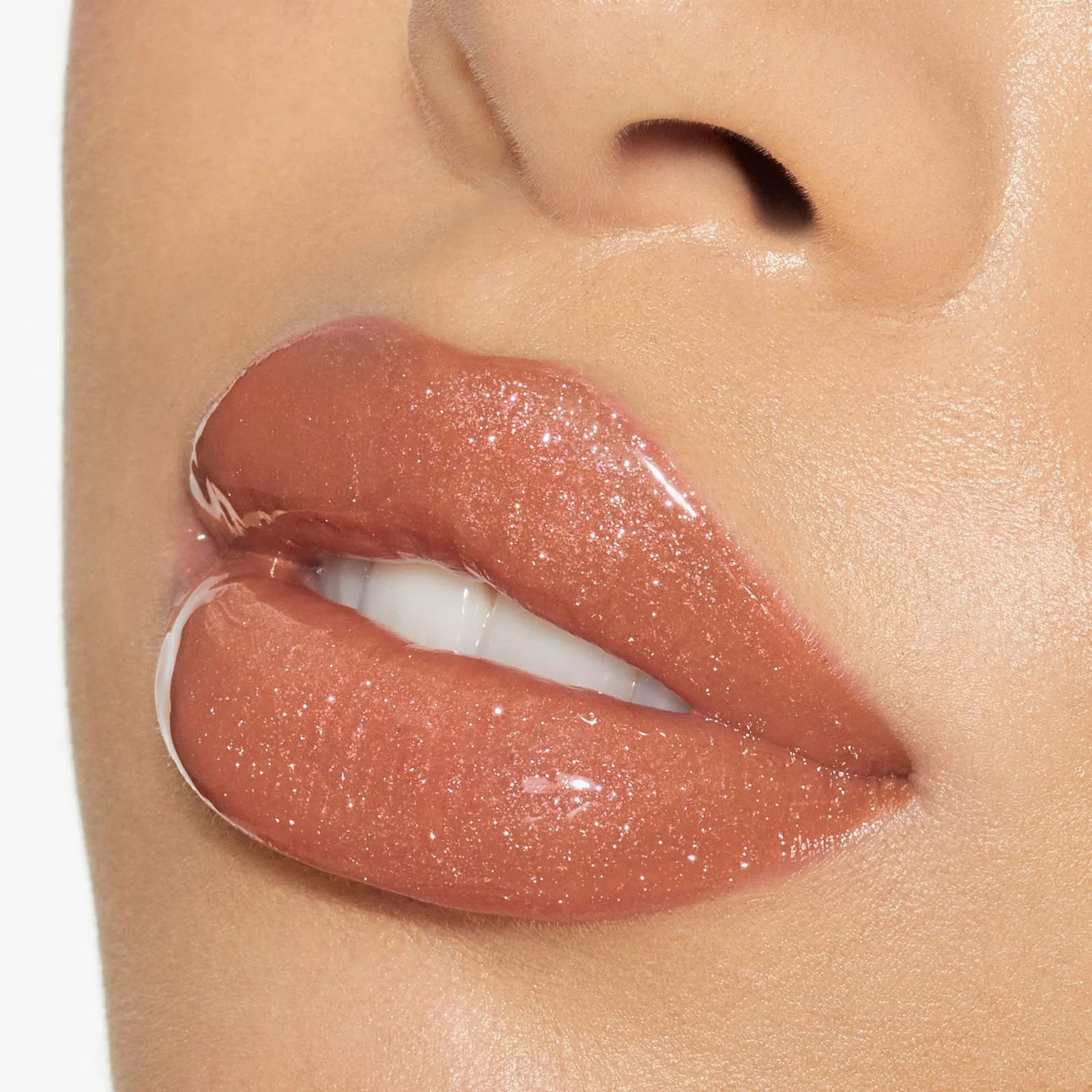Cách sử dụng phấn bắt sáng Kylie Cosmetics để có làn da sáng tự nhiên