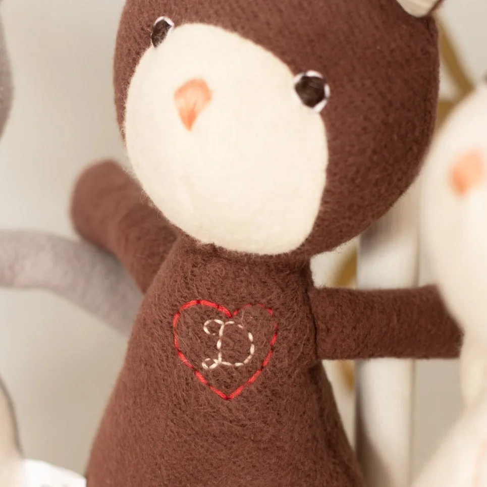 Het monogramcadeau voor poppen stylen