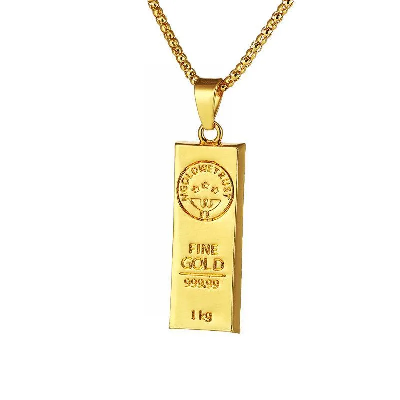 Så här lager du ett guldbar-halsband med andra smycken