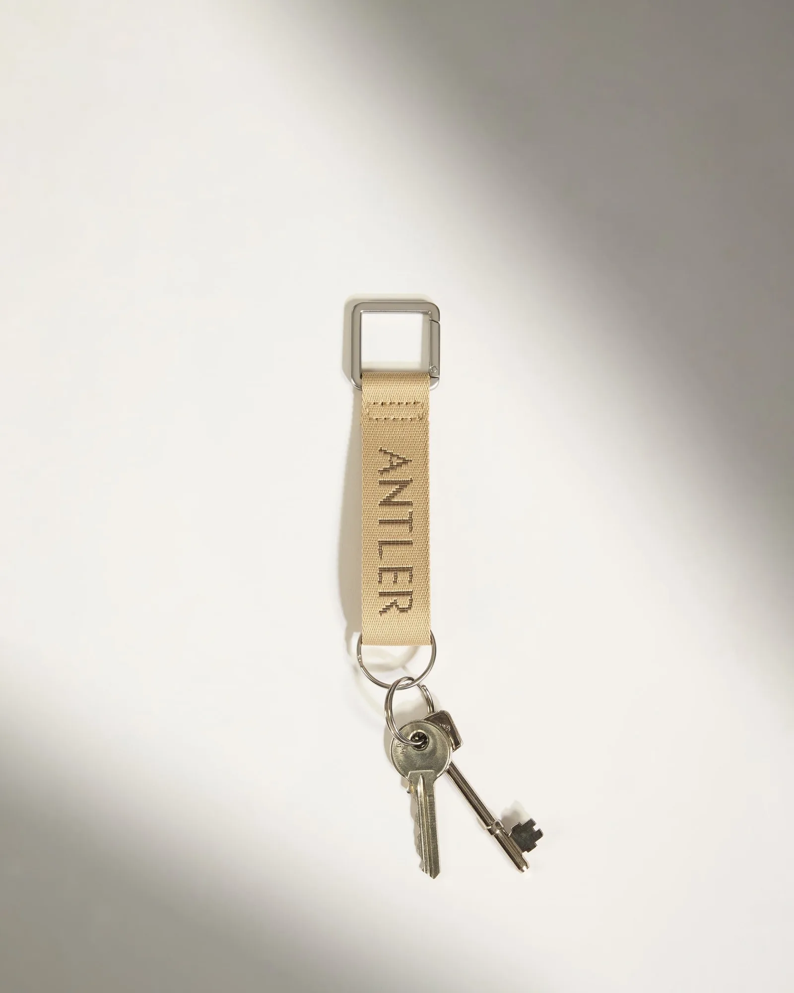 Keyring vs. Luggage Tag: Which Travel Accessory to Use