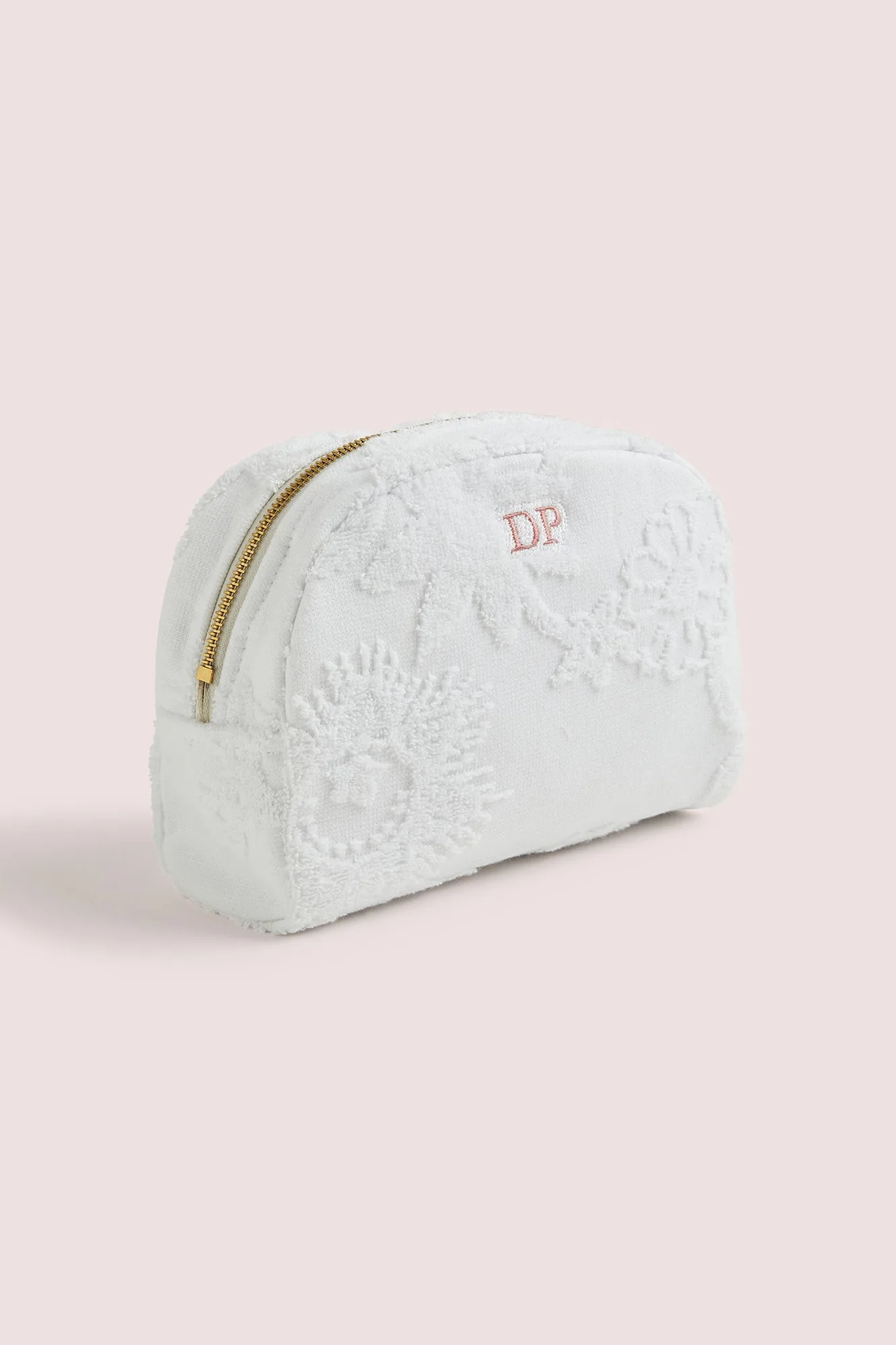 How to Pack a Cosmetic Bag for Weekend Travel
