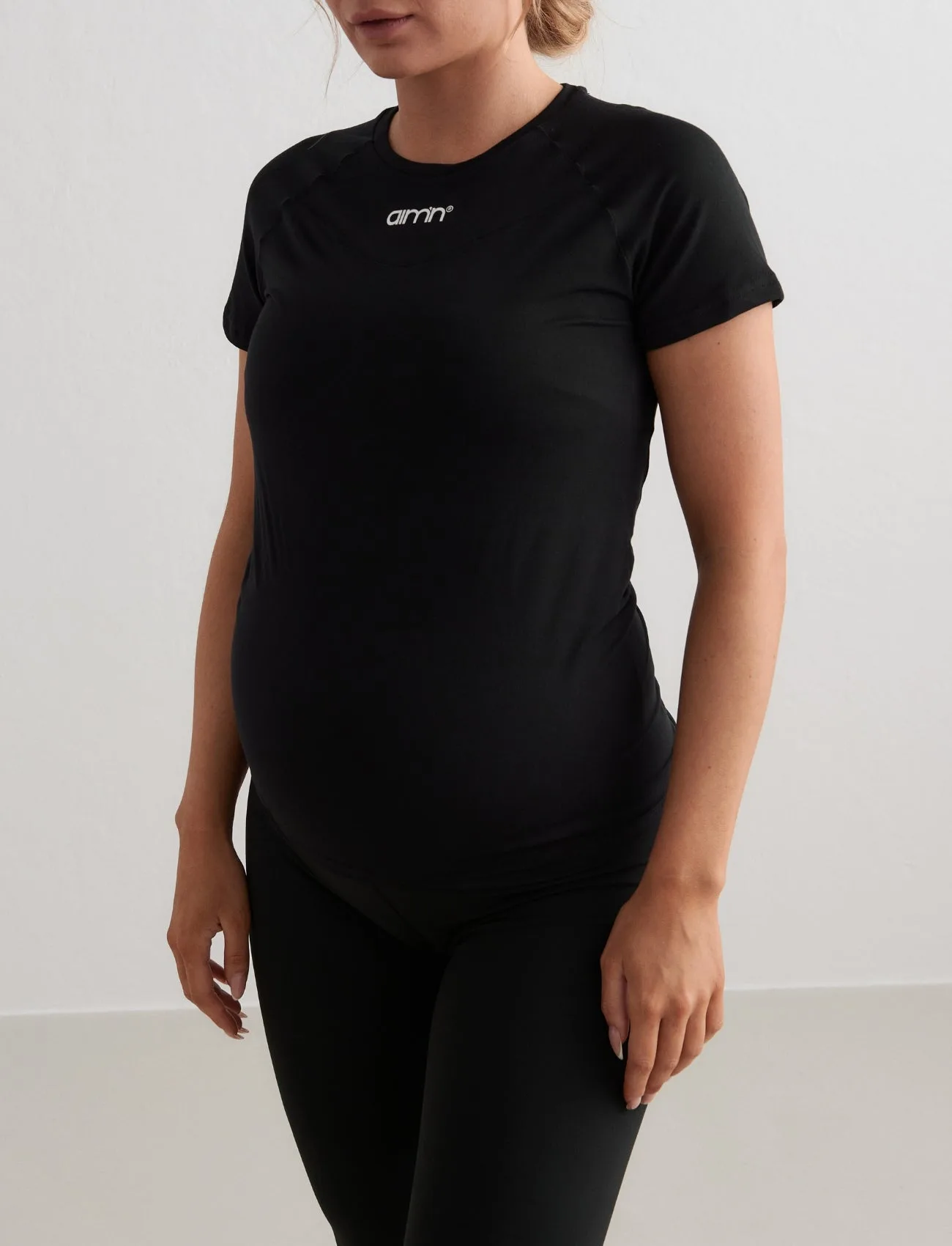 Zwarte zachte basic zwangerschapsshirt met korte mouwen