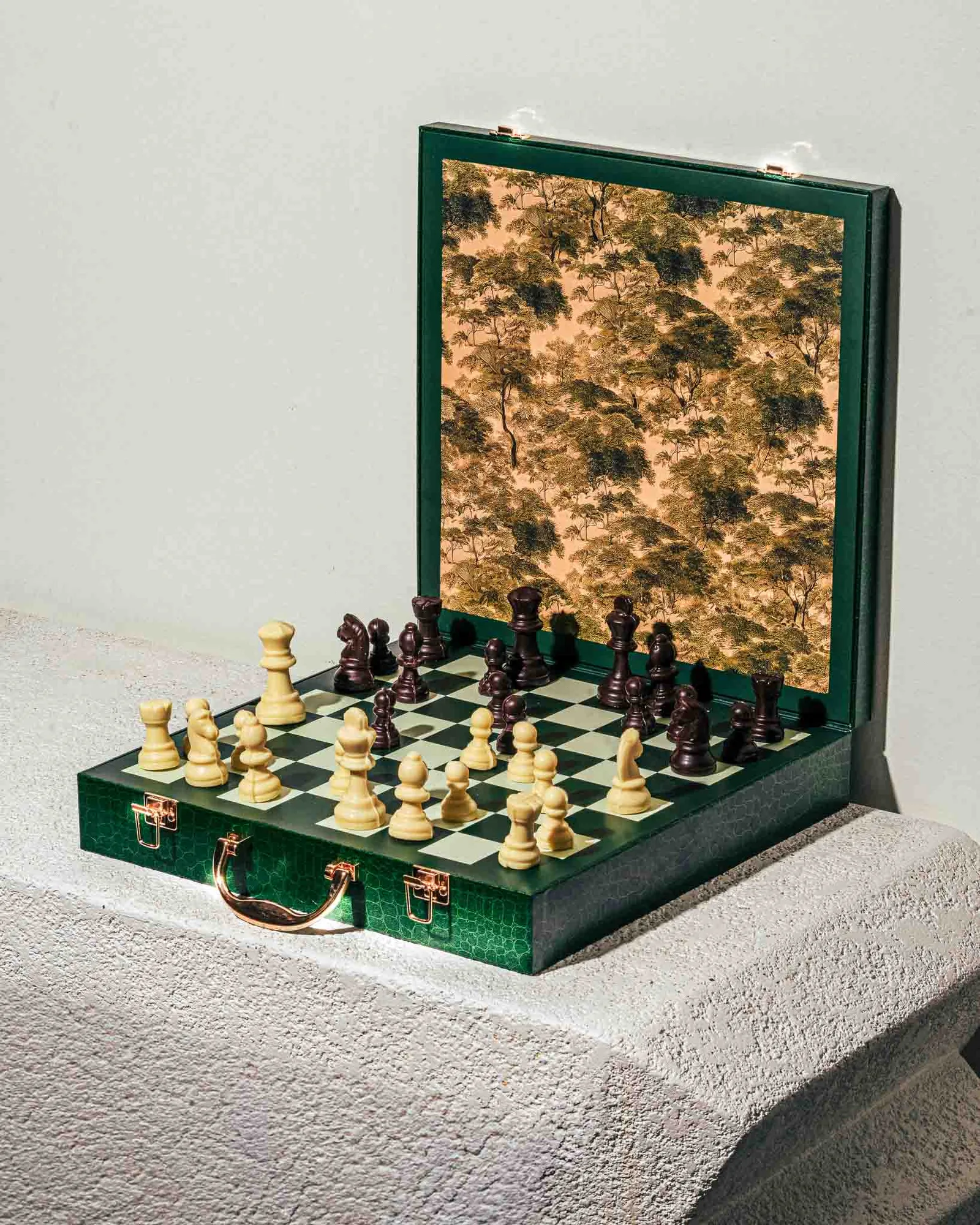 So stellen Sie ein luxuriöses Schachbrett-Geschenkset aus Schokolade zusammen