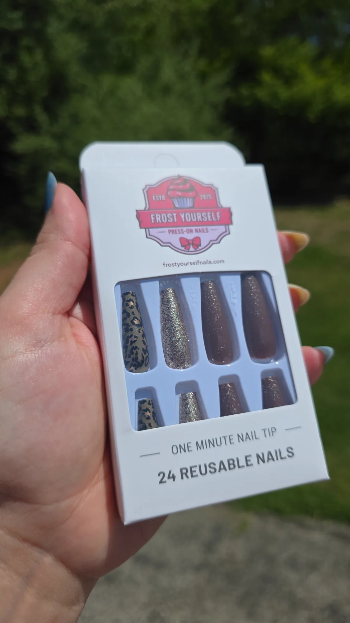 Uñas postizas con estampado animal para un look moderno