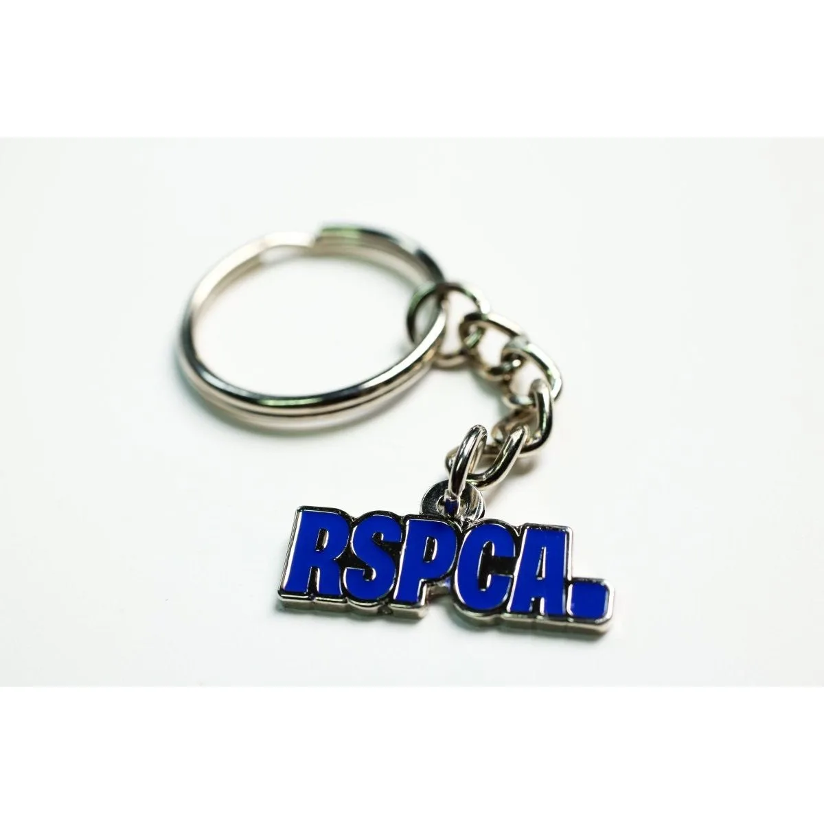 Pin-Badges oder Schlüsselanhänger: Welches RSPCA-Geschenk wählen?