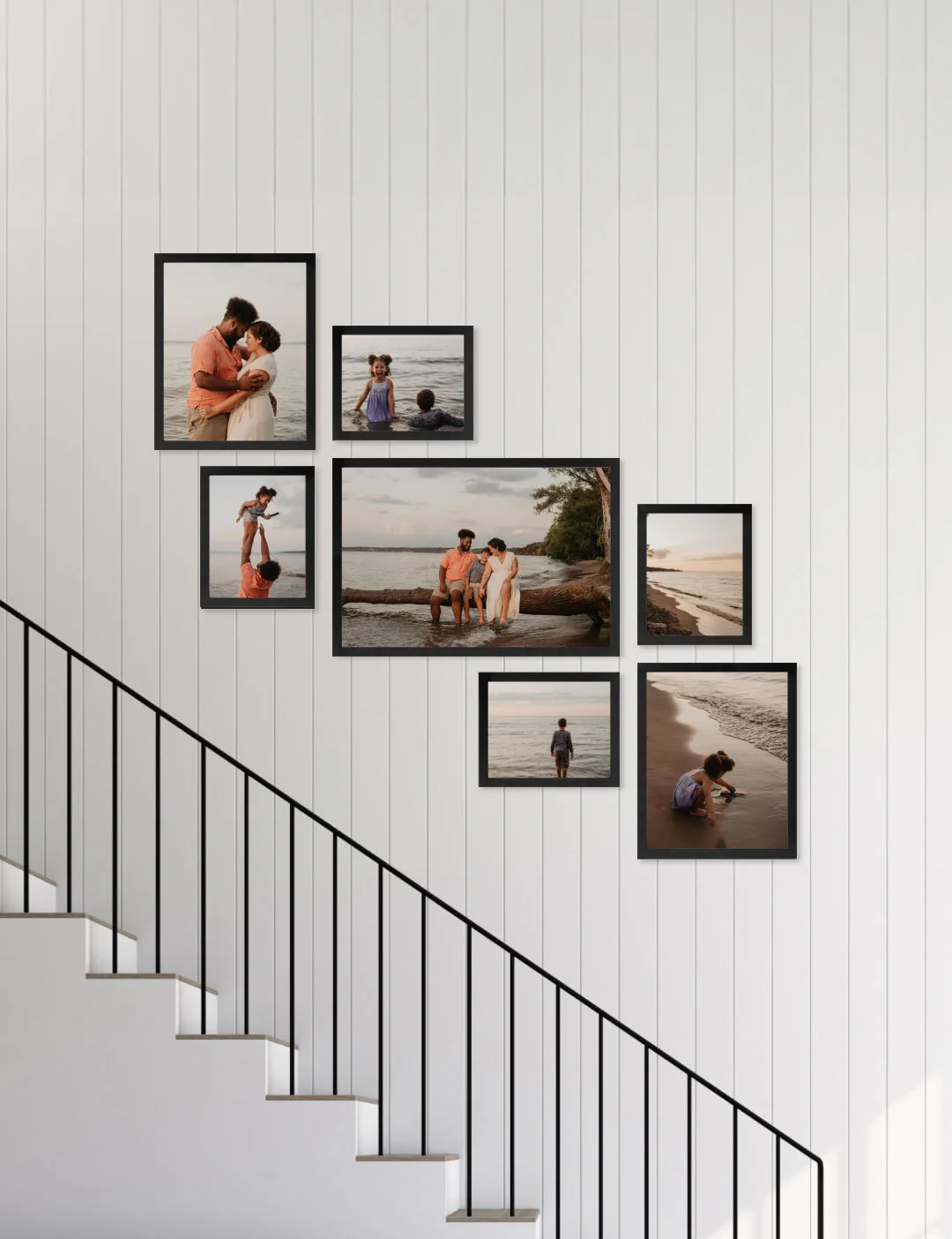 Cómo crear una galería de escalera con marcos negros
