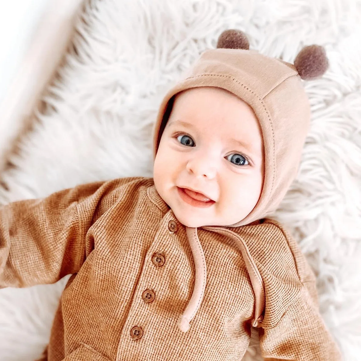So stylen Sie die Pom-Pom-Bärenmütze für Babys