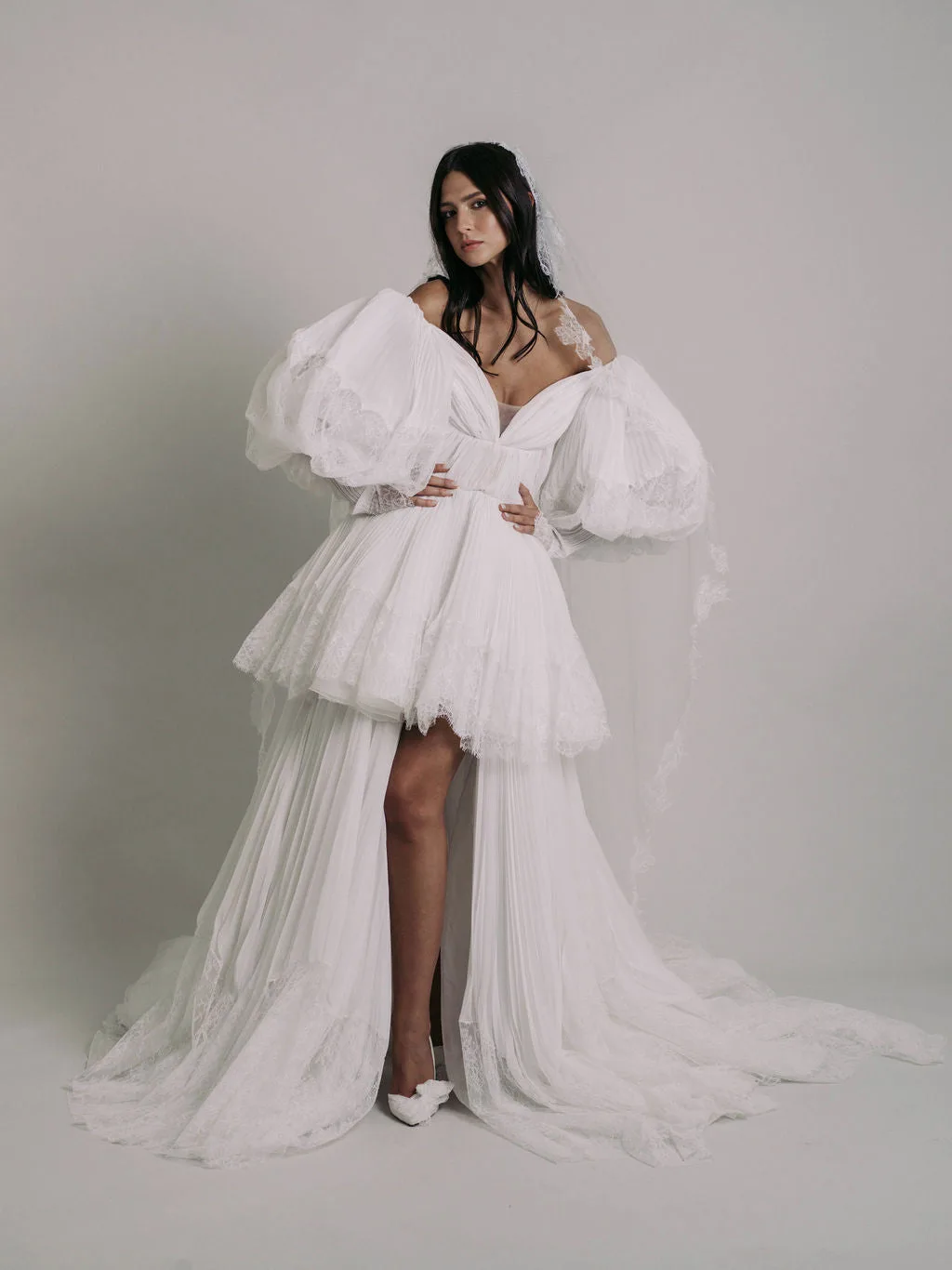 Cómo estilizar el vestido Universe para una boda moderna