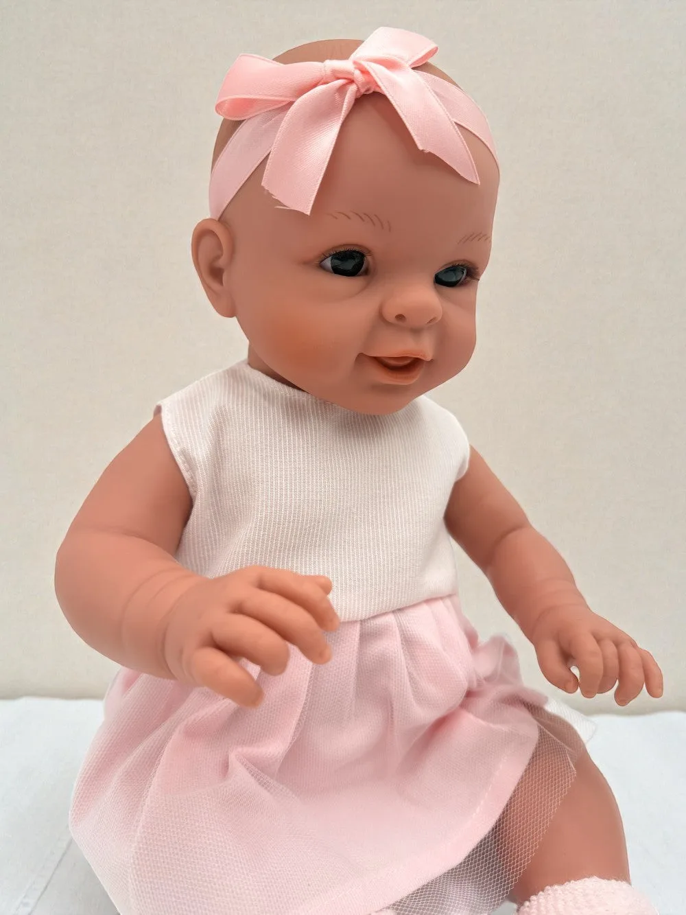 Muñeca Bebenita de 18 vs 14 pulgadas: comparativa de tamaños