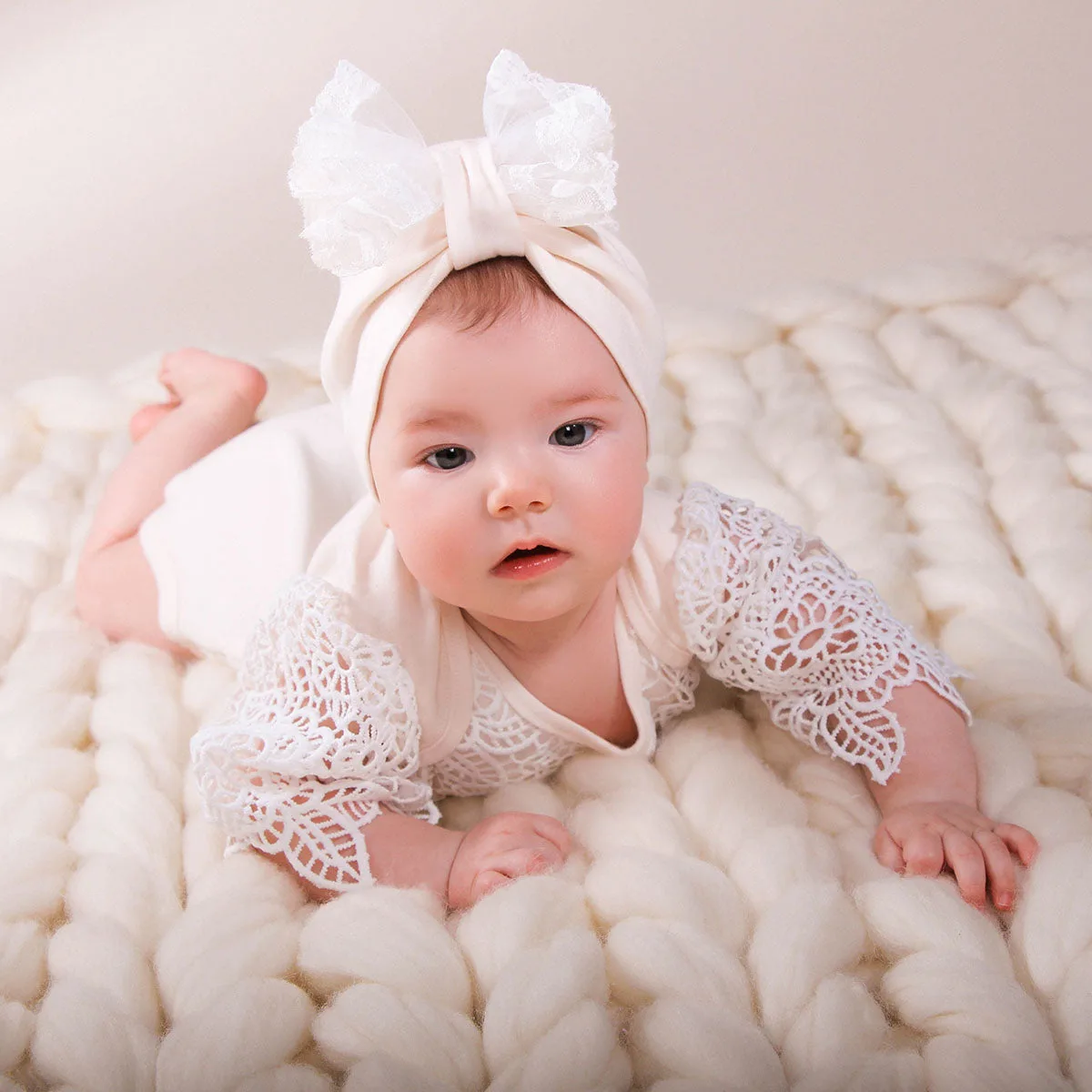 Lace-Turban für die Babytaufe stylen