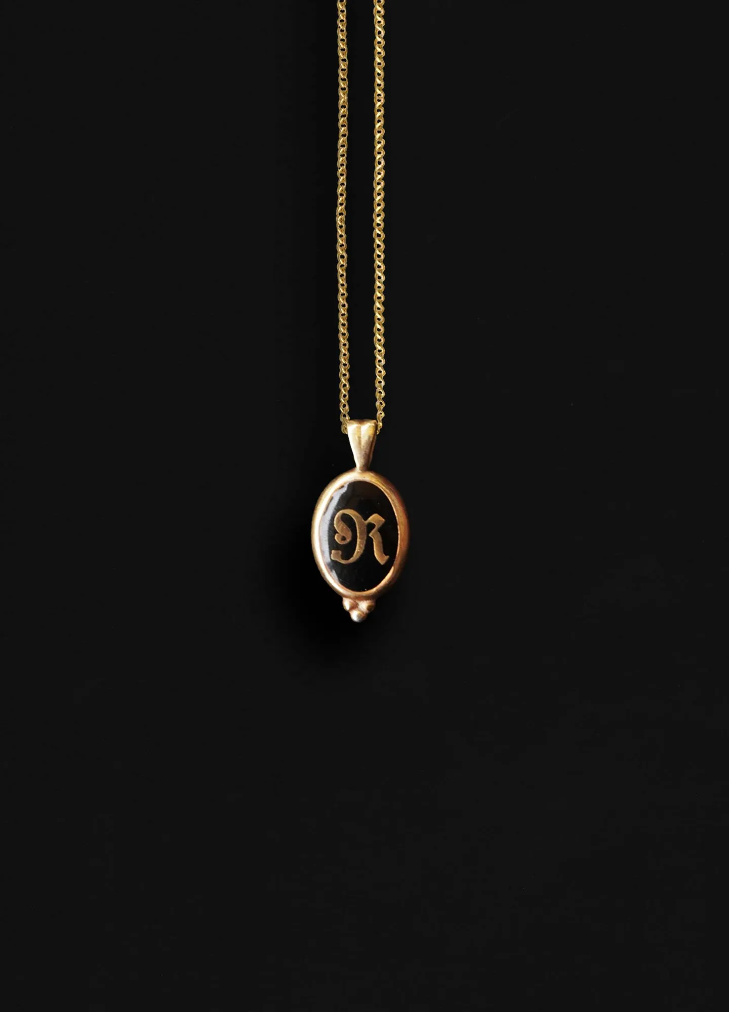 قلادة Moon Face مقابل Initial Black Signet Gold Vermeil