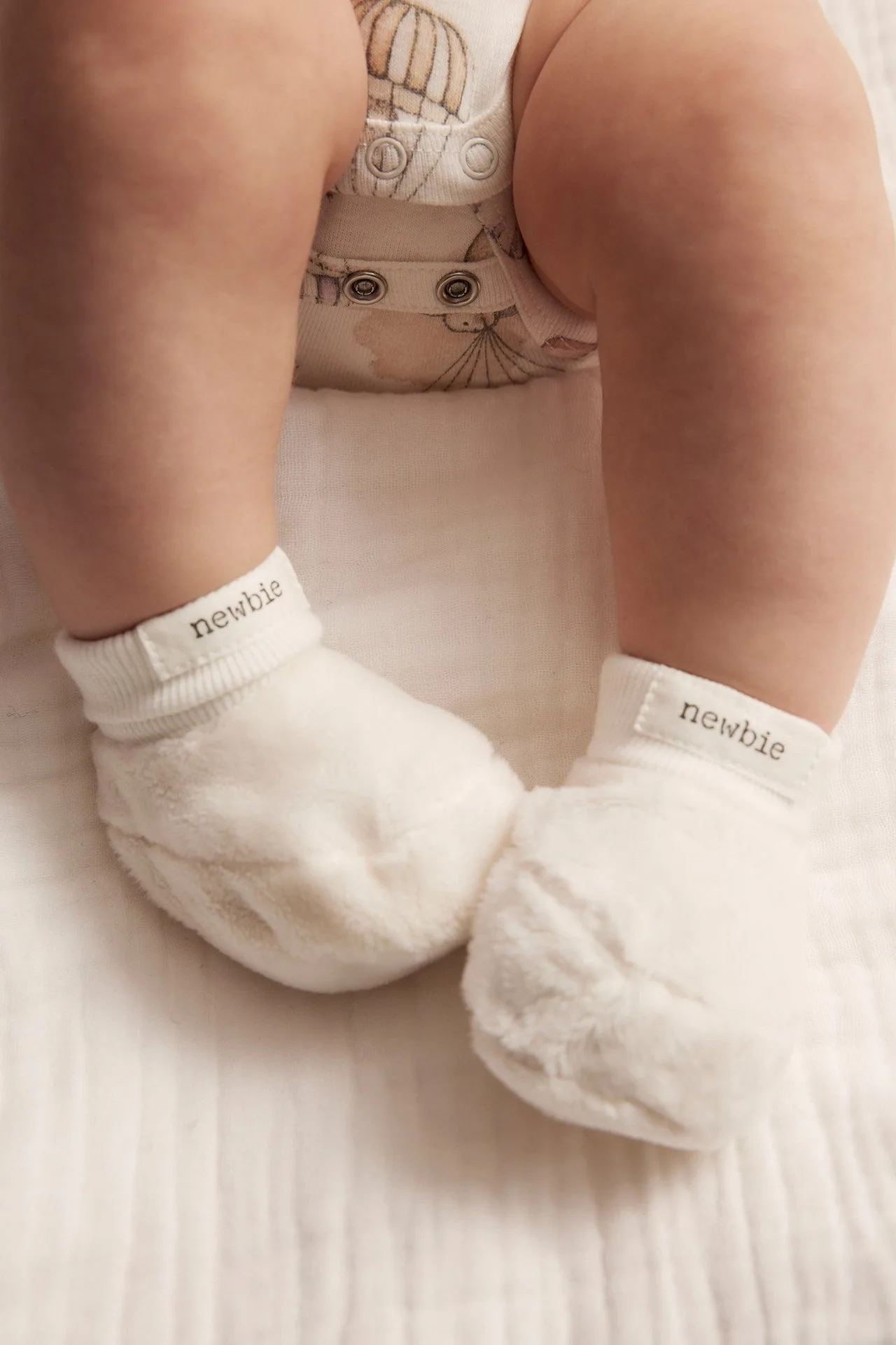 Weiße Babysöckchen: Wann und wie man sie trägt