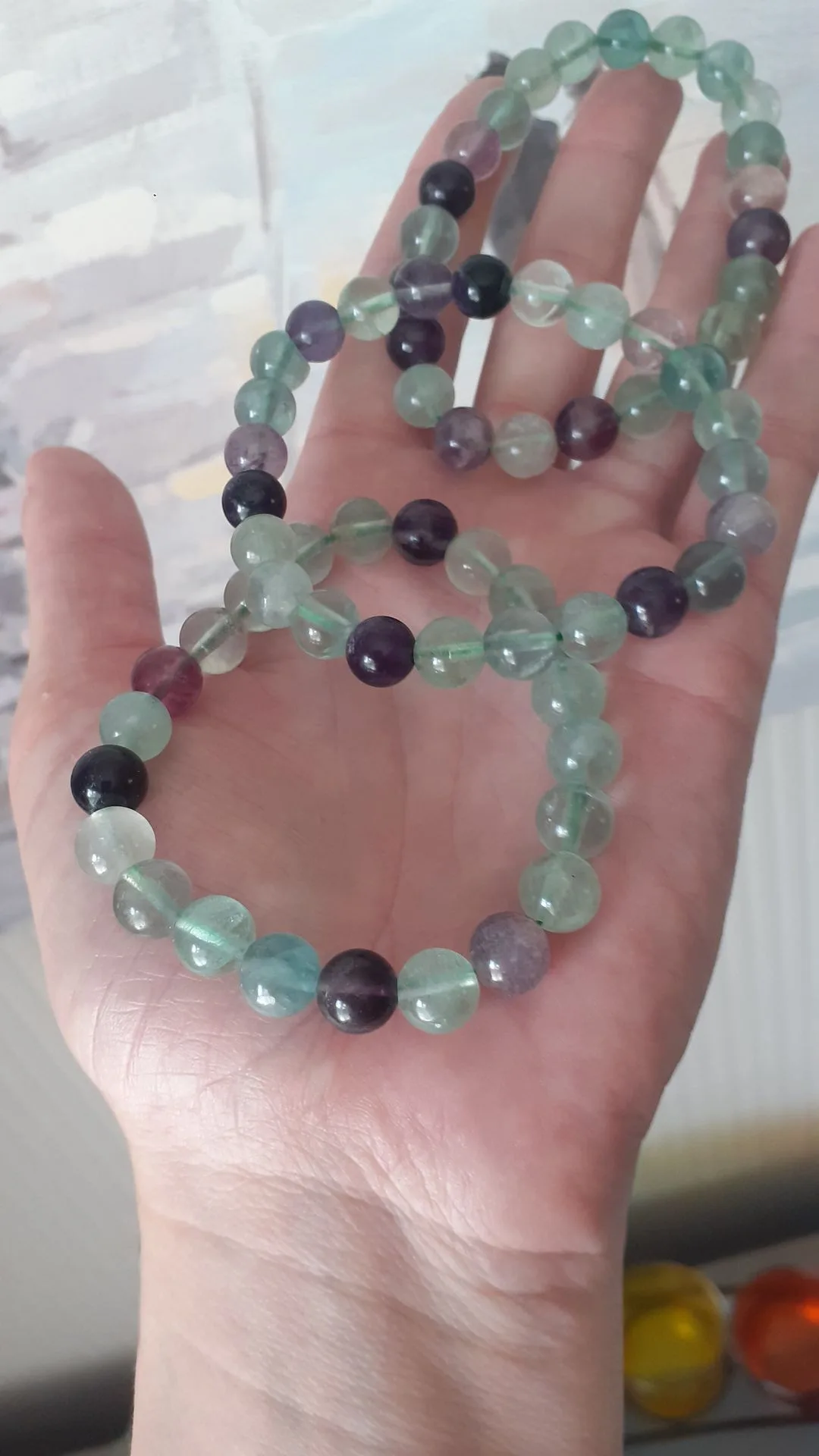 Gelang Fluorit Pelangi: Manfaat dan Tips Gaya