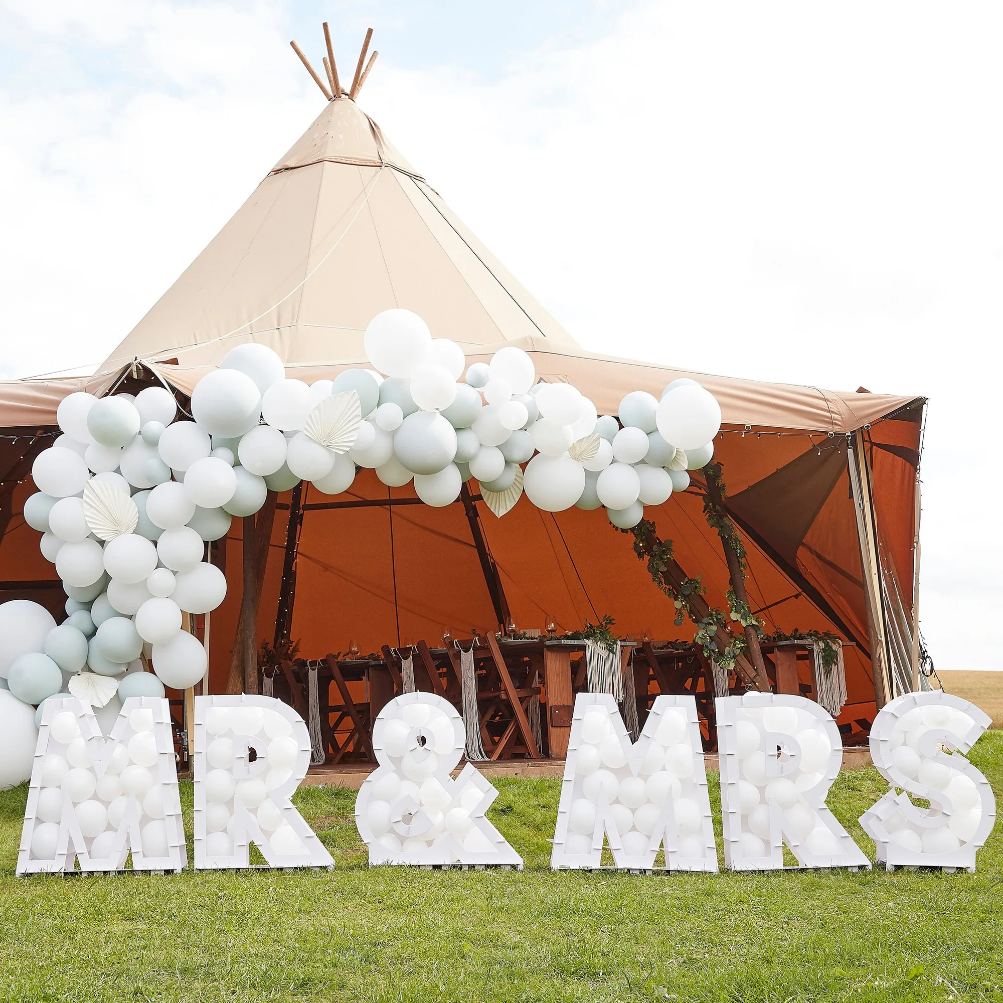 Mr & Mrs Ballonmozaïek vs Confettiballonnen: Welke trouwdecoratie wint?
