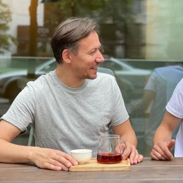 THE BARN Logo T-Shirt Review: Comfortable Style for Coffee Lovers