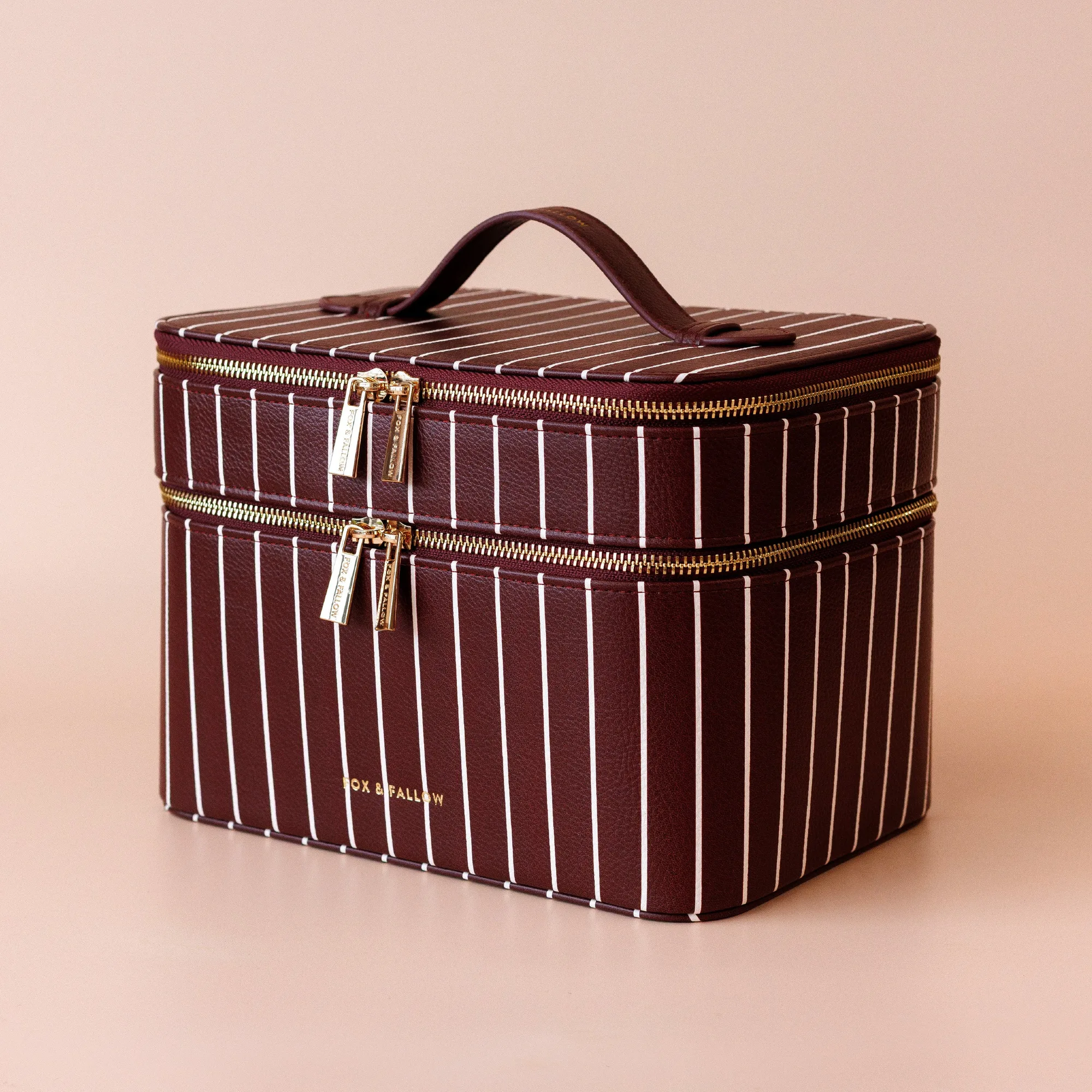 Comment préparer sa trousse de voyage : astuces Merlot Pinstripe