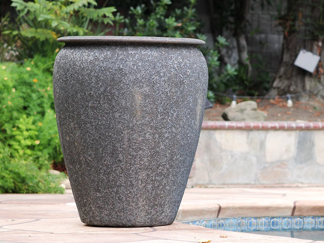 Urne finition lisse – Très grande (Silver Rock) par Plantatorem