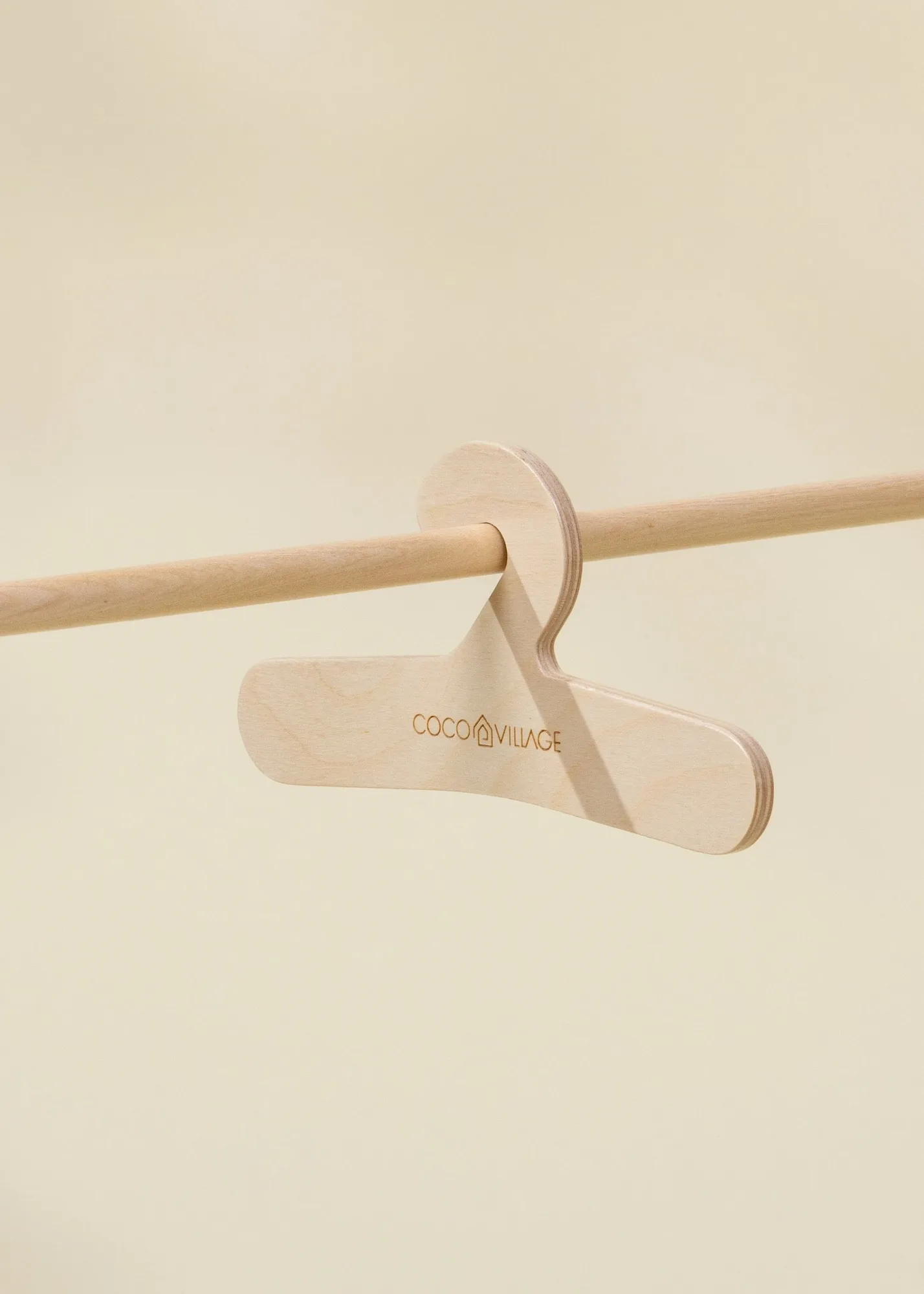 Cómo organizar la ropa de muñecas con perchas de madera