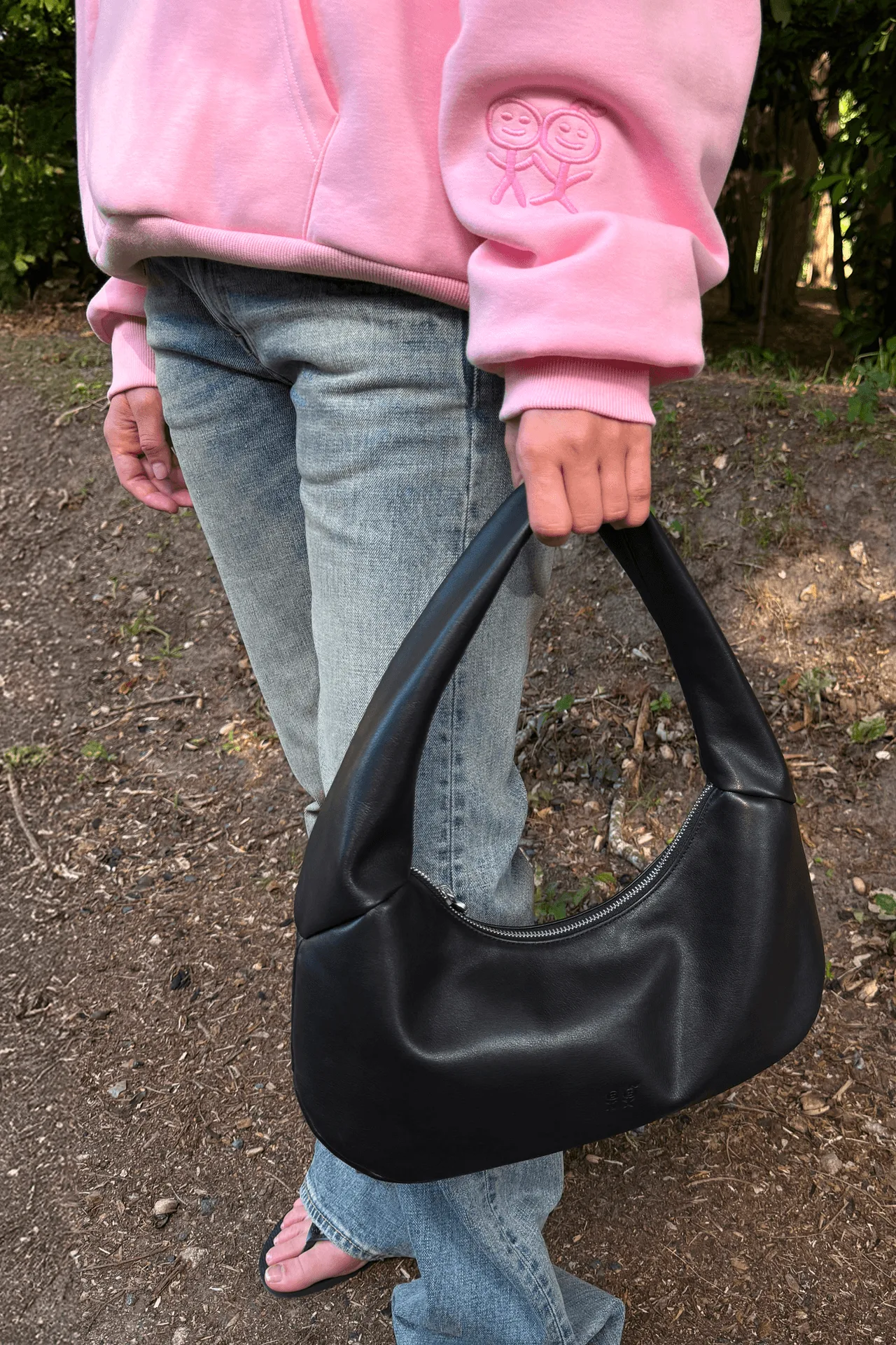 Cómo estilizar el bolso Anon Bratz Edition en negro