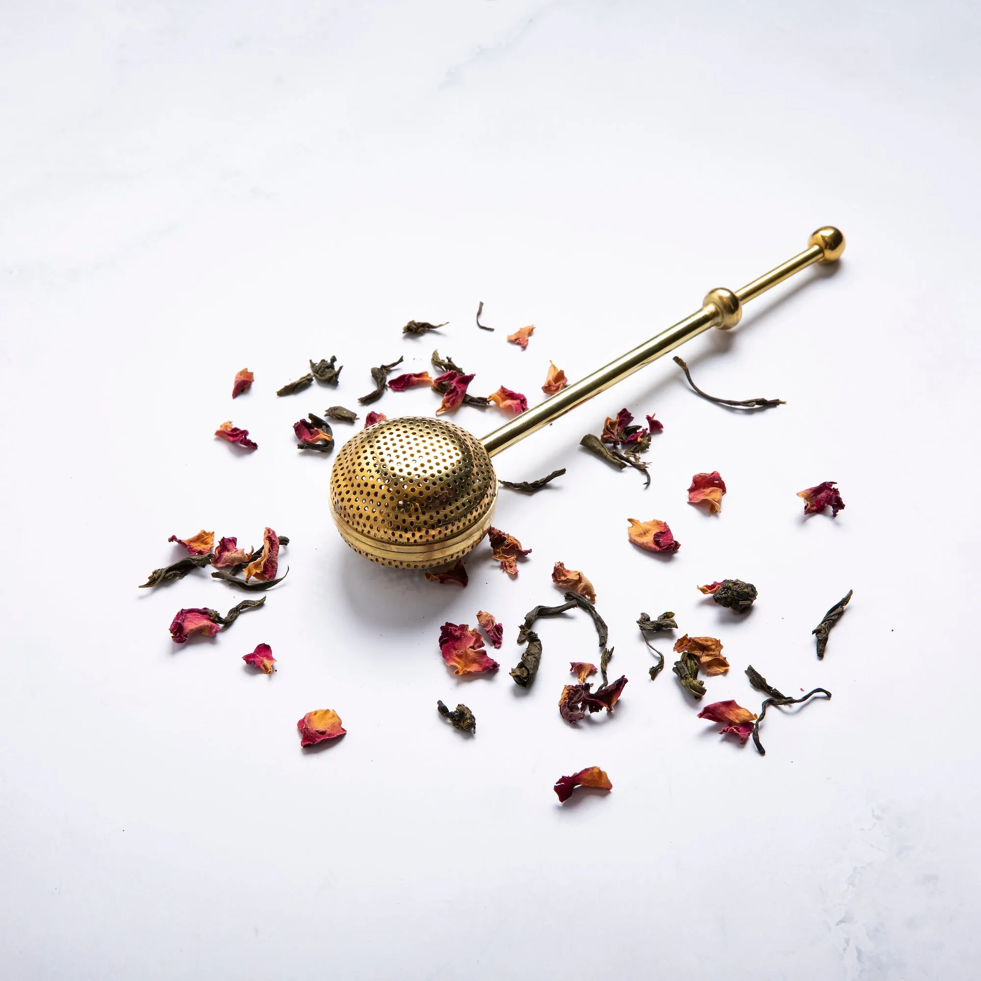 Como usar um infusor de chá de latão para chá de folhas soltas