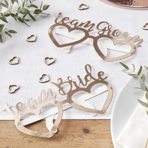 Cómo estilizar gafas divertidas con foil rosa dorado para una boda