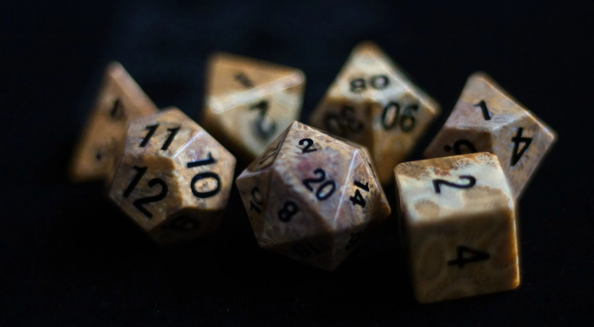 Fósil de Coral: Set de Dados Poliédricos de Tamaño Completo 16mm
