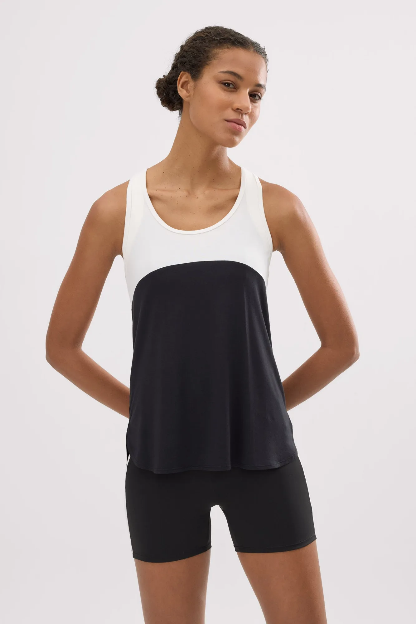 Conjunto deportivo camiseta tirantes y shorts blanco y negro