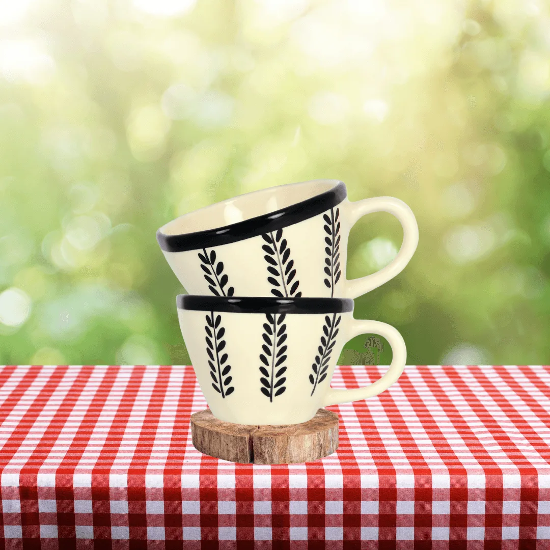 Taza beige tallada vs. tazas anchas con líneas de hojas: ¿cuál elegir?