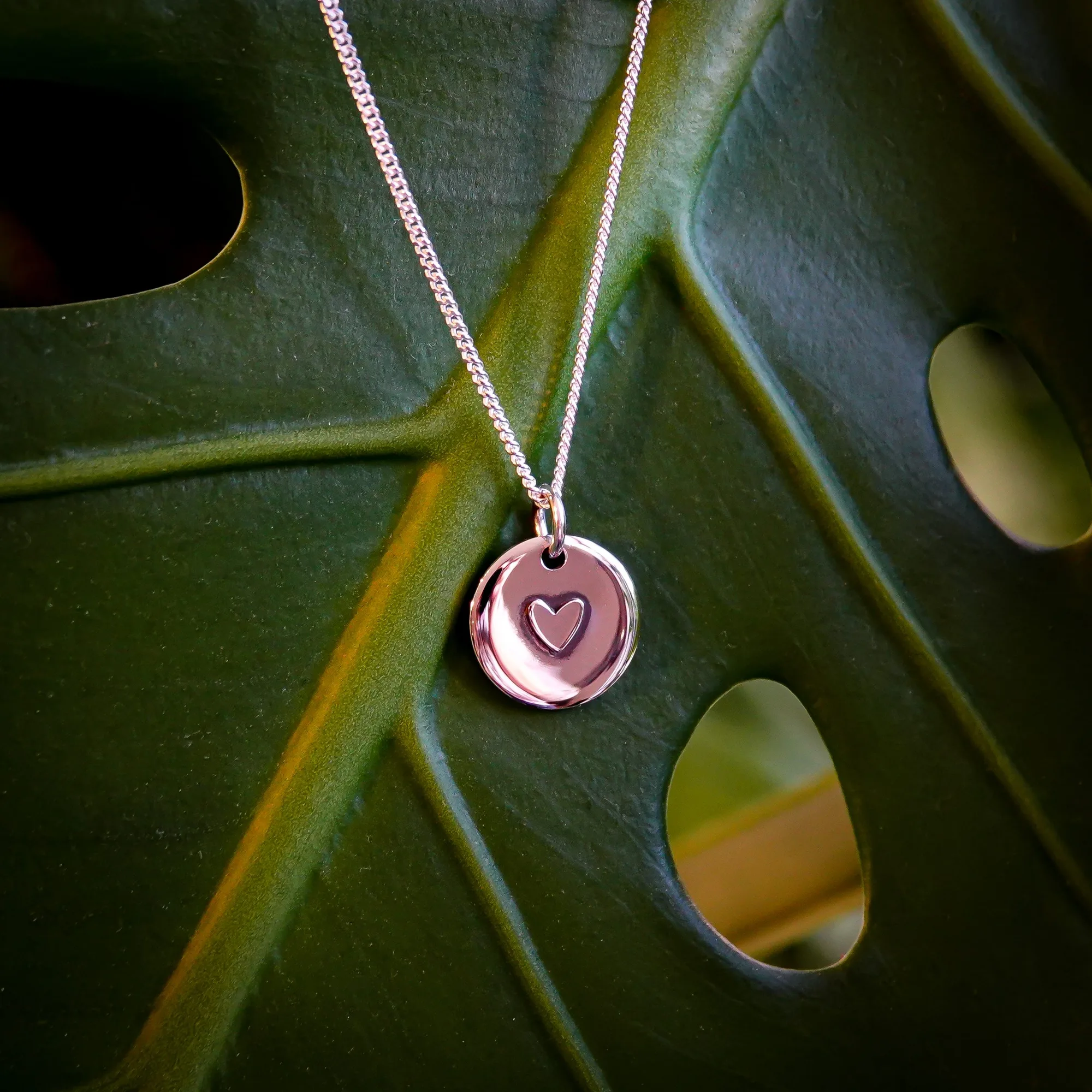 Le pendentif sein : signification de l'alliance de tatouage de mastectomie
