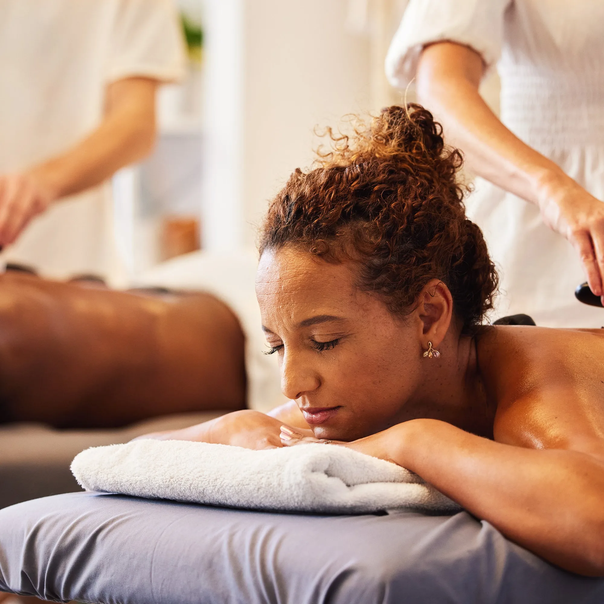 Heiße Steinmassage für Paare: Erwartungen und Vorteile