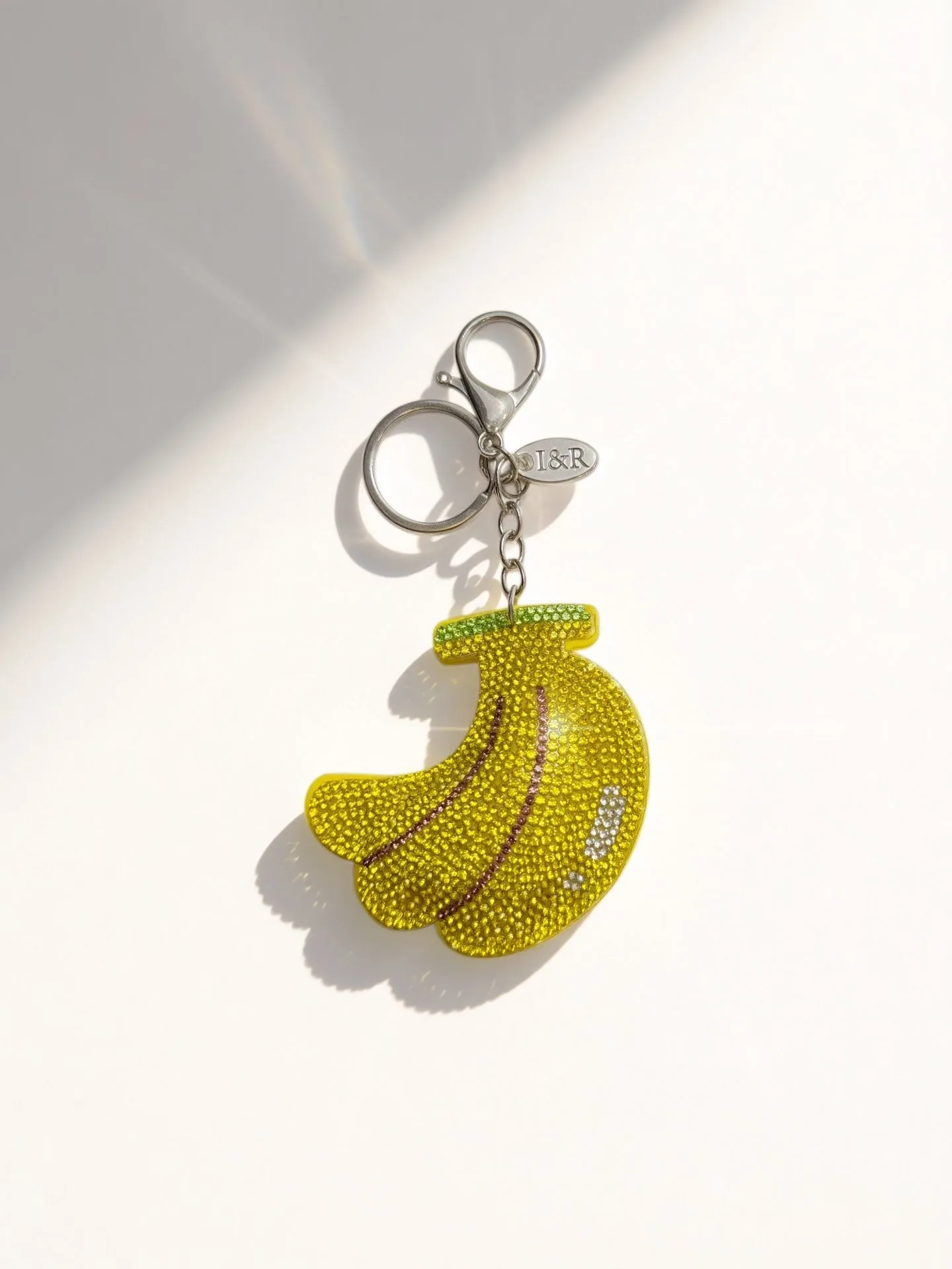 How to Organize Your Bag with Charms and Keychains: Tips and Tricks