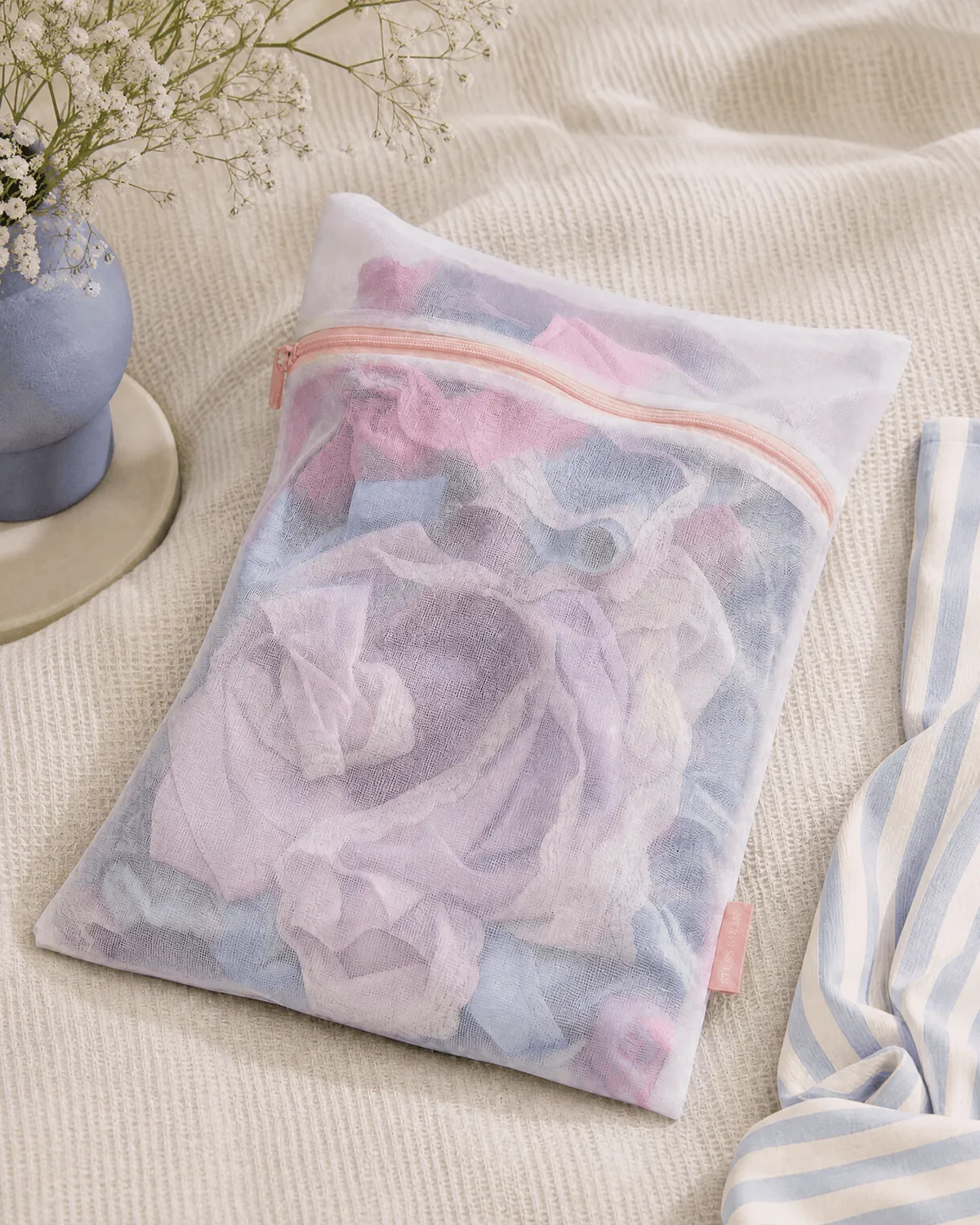 Come usare un sacchetto per lavatrice per proteggere reggiseni e slip