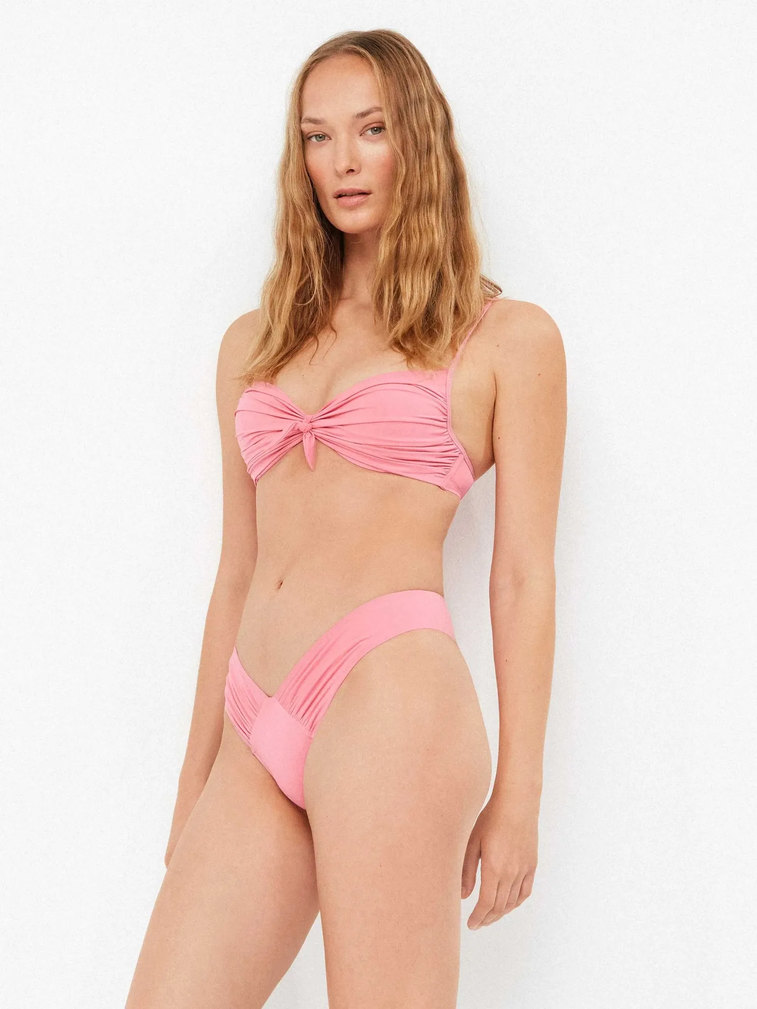 Braga bikini brasileña corte en V con fruncido lateral
