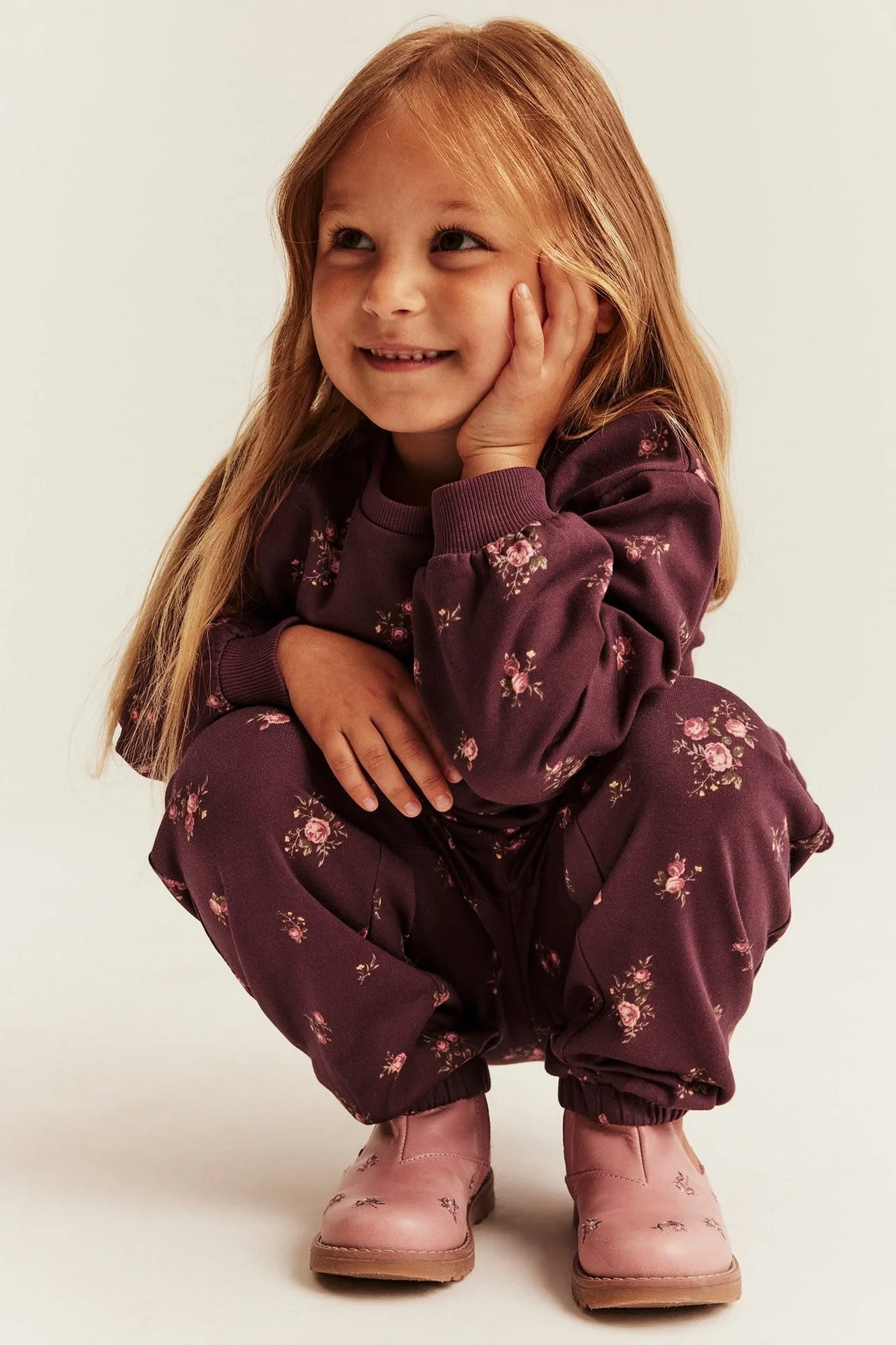 So stylen Sie einen burgunderroten Blumen-Sweatshirt für Kinder