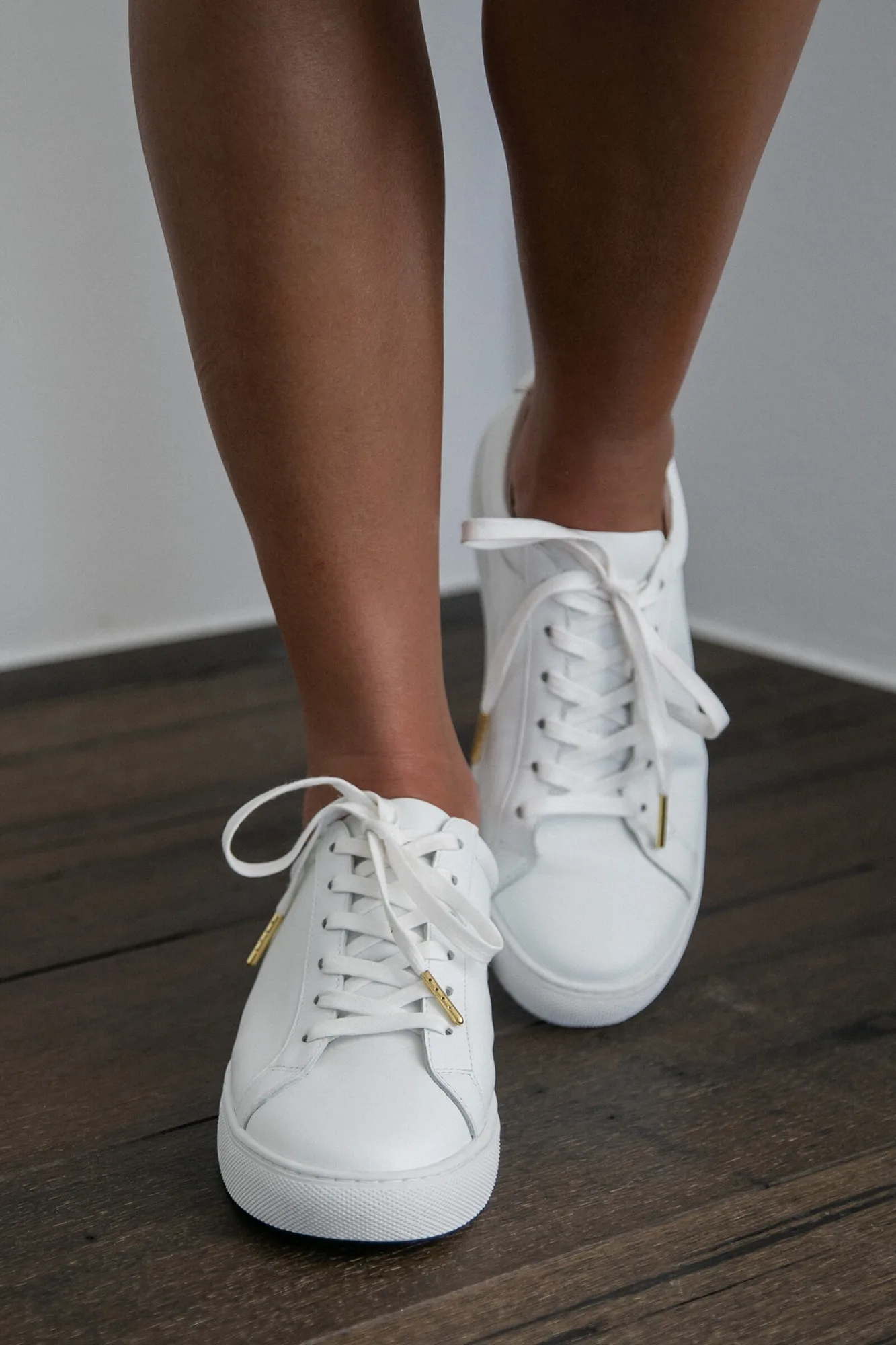Sneakers brancos de couro para noivas: conforto e estilo