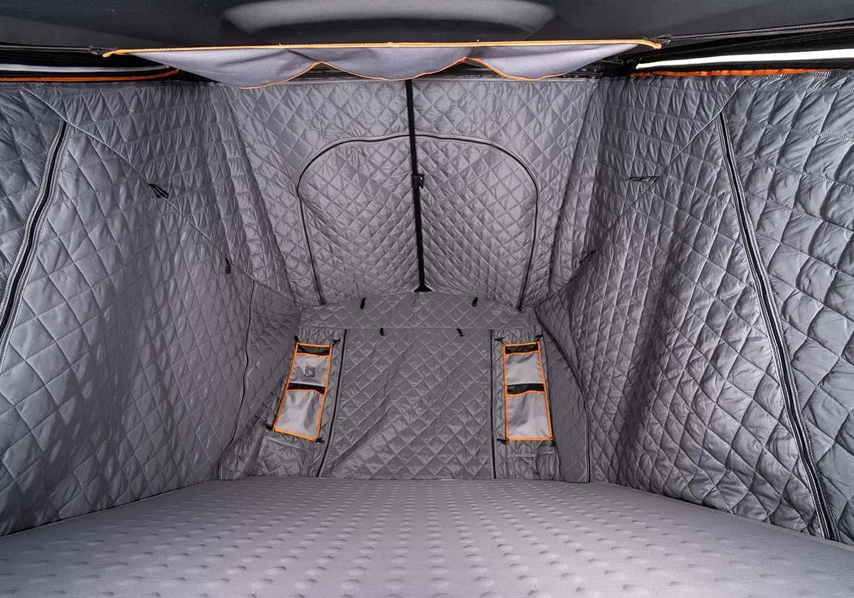 Comment rester au chaud dans une tente de toit : couvertures, couches et astuces d'installation