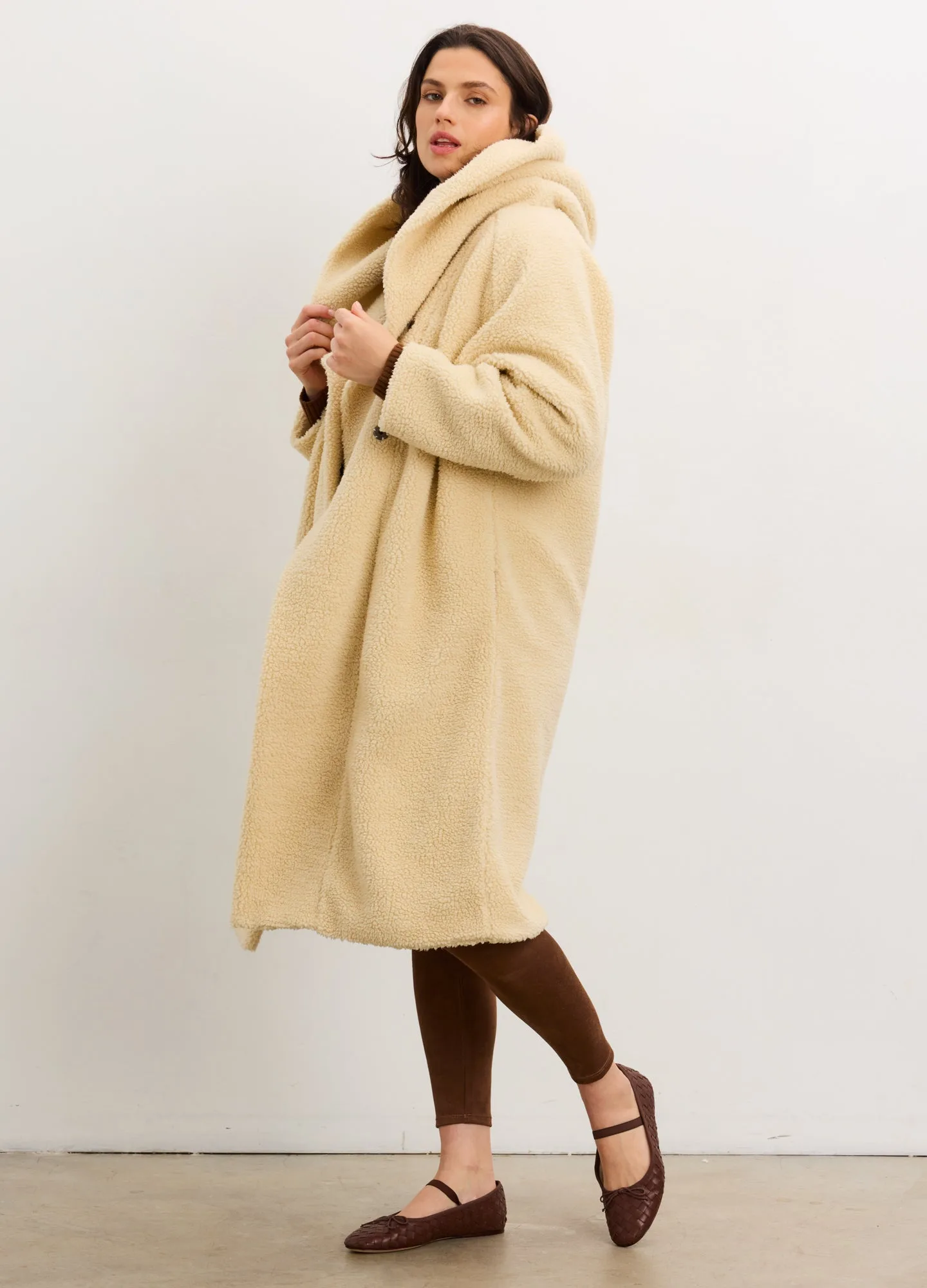 El abrigo Coco Shearling Cocoon: una capa acogedora para el frío