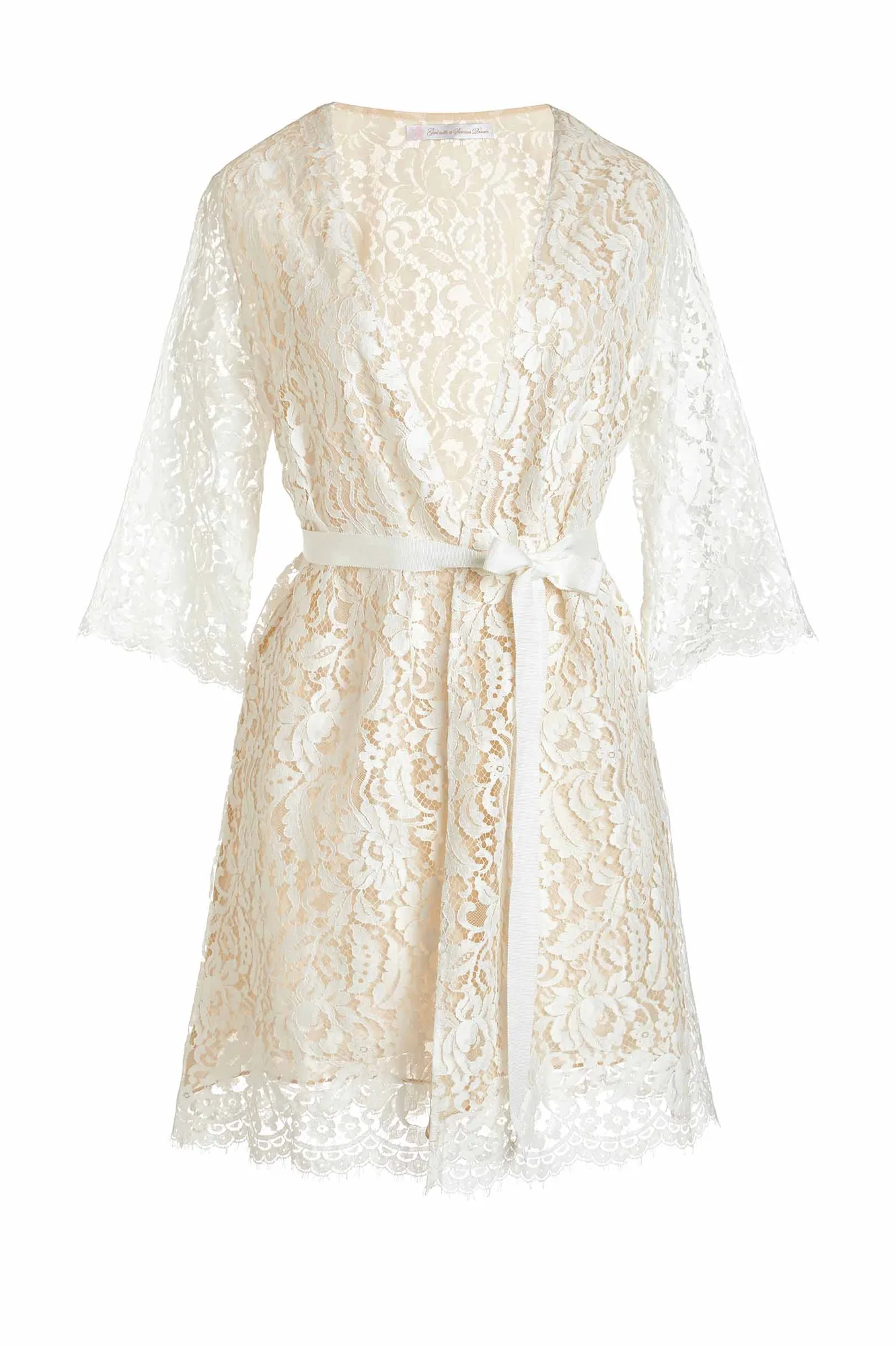 Comment styliser une robe en soie et dentelle française pour les préparatifs de mariage