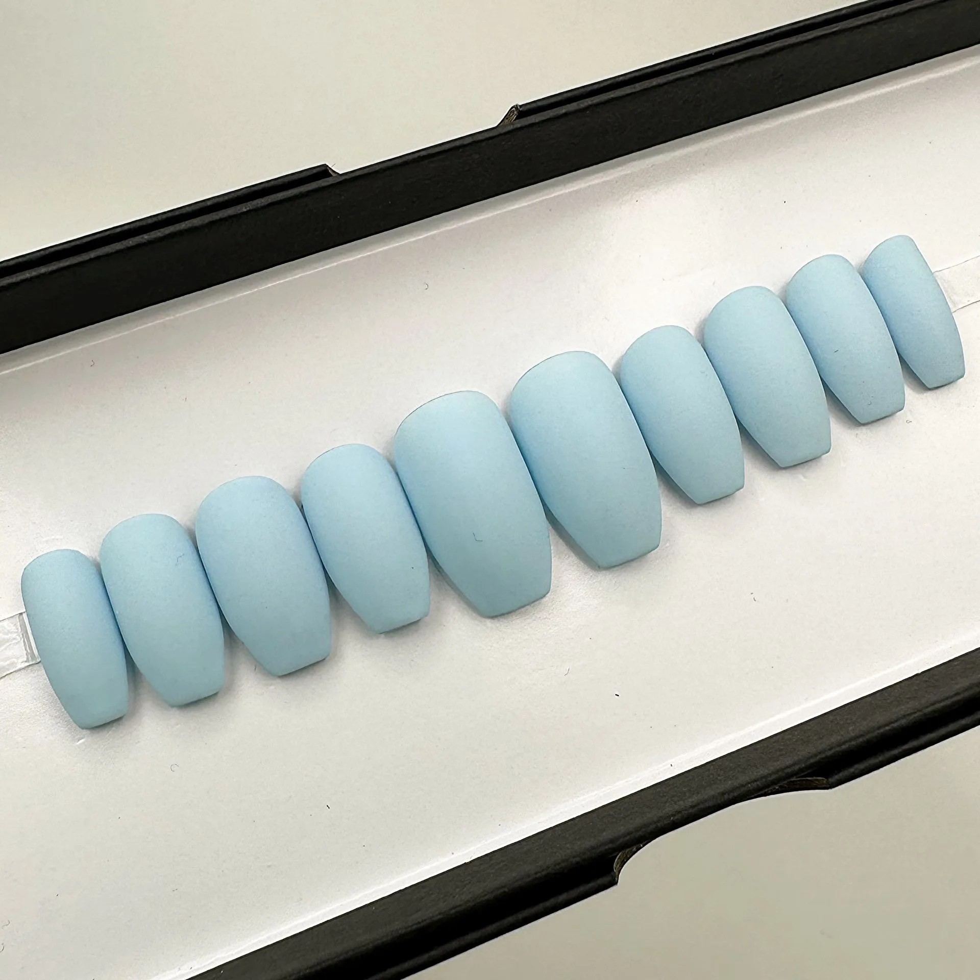 Připraveno k odeslání: Sada pevných nehtů v baby blue matné