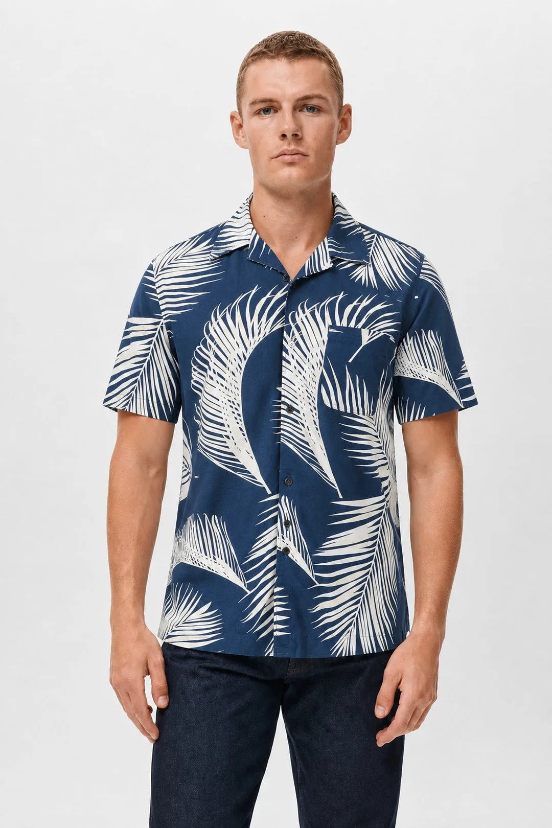 Come abbinare una camicia Caldera con stampa di palme per l'estate