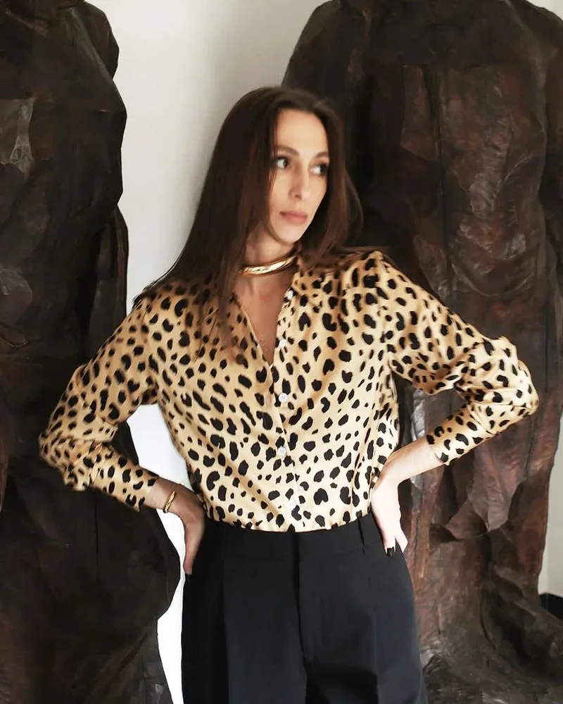 Comment porter une chemise en soie à imprimé léopard au travail