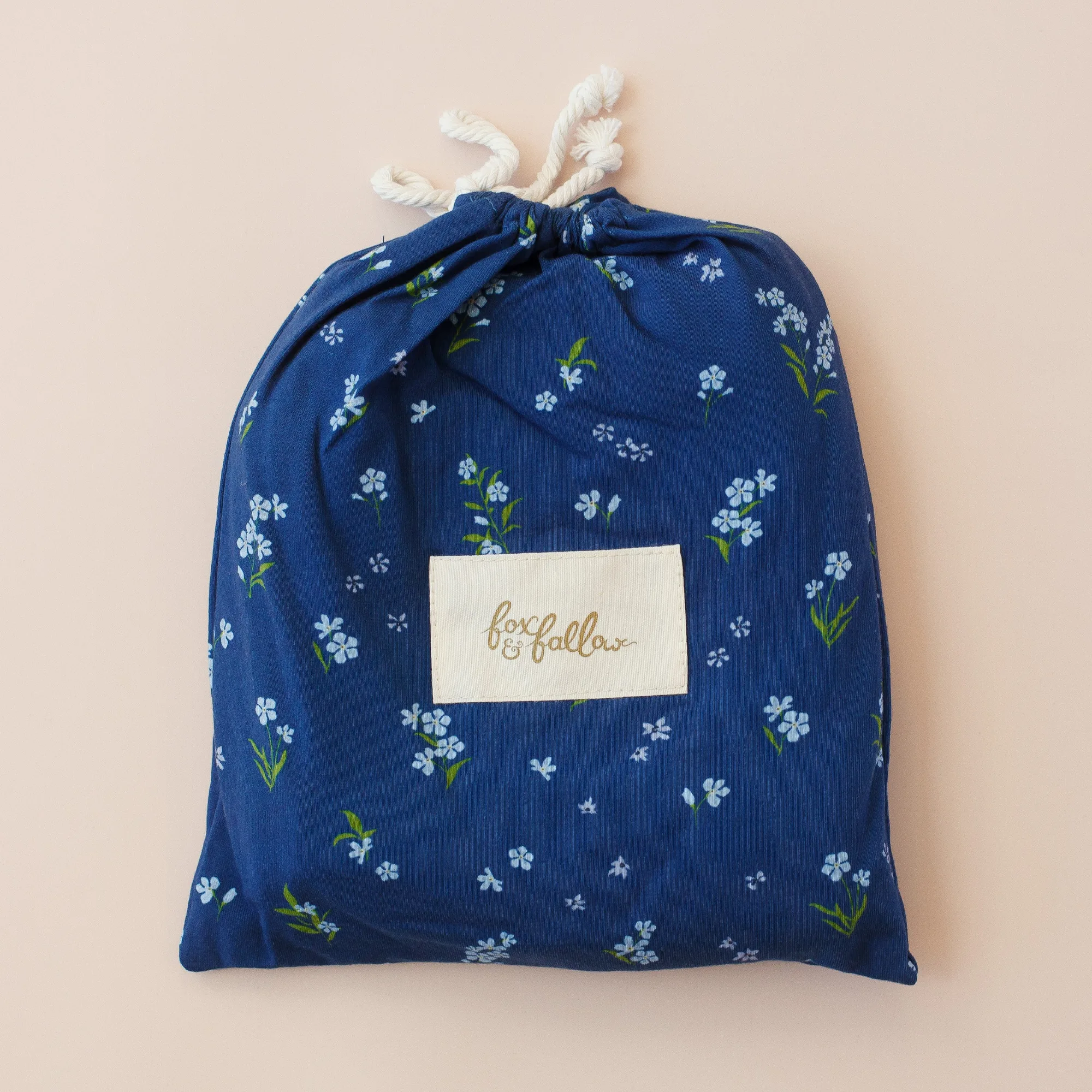 Sábana ajustable orgánica Forget-Me-Not Navy para cuna - ÚLTIMA OPORTUNIDAD