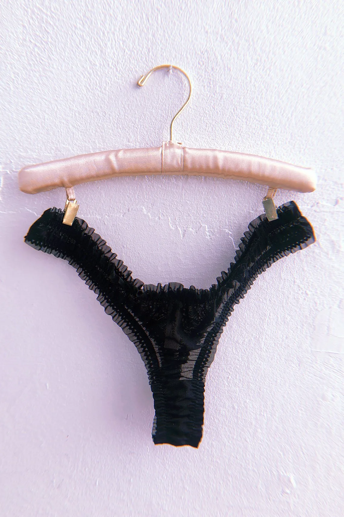 Tanga de malha reciclada vs. charmeuse de seda: qual escolher?