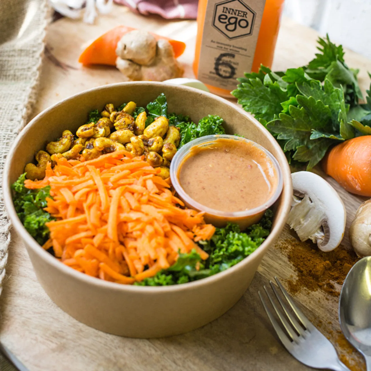 Salada tailandesa de caju vs sopa vegana de tomate: comparação de almoços