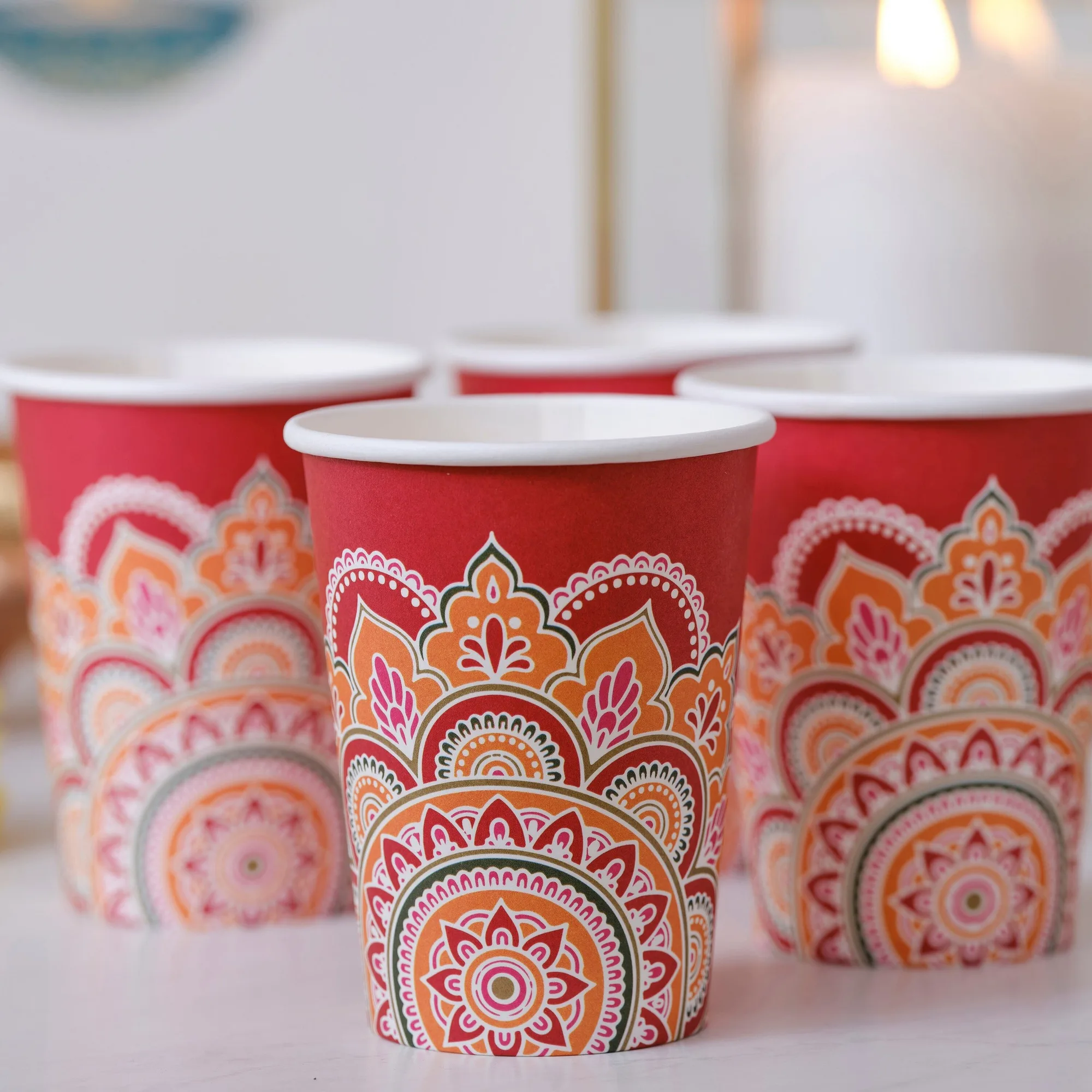 Bunte Papier-Diwali-Becher