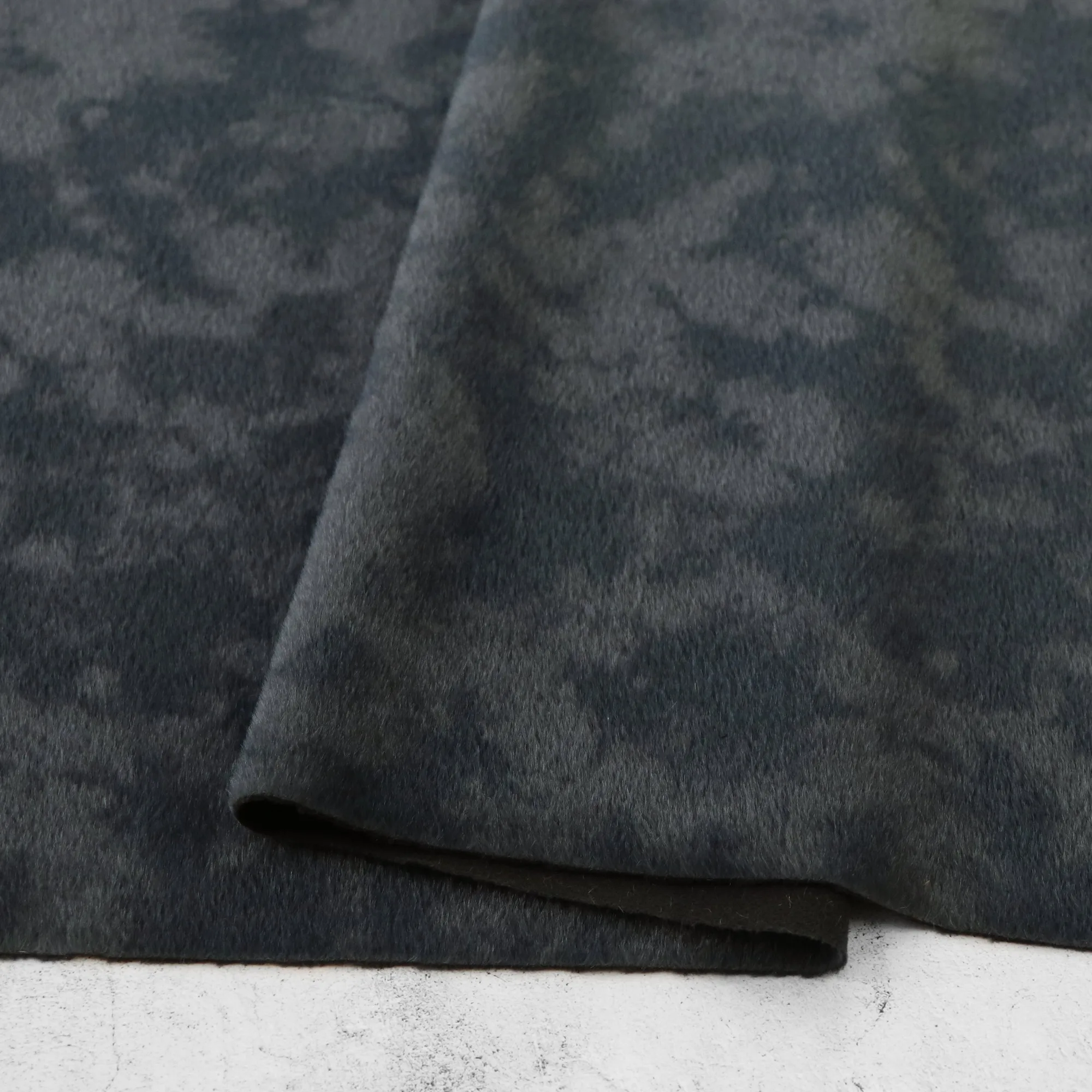Piel sintética tie dye pizarra tonal