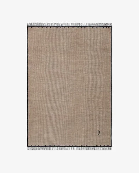 Elder 01 – Black Rug: Sunlight Performance and Essential Care Tips