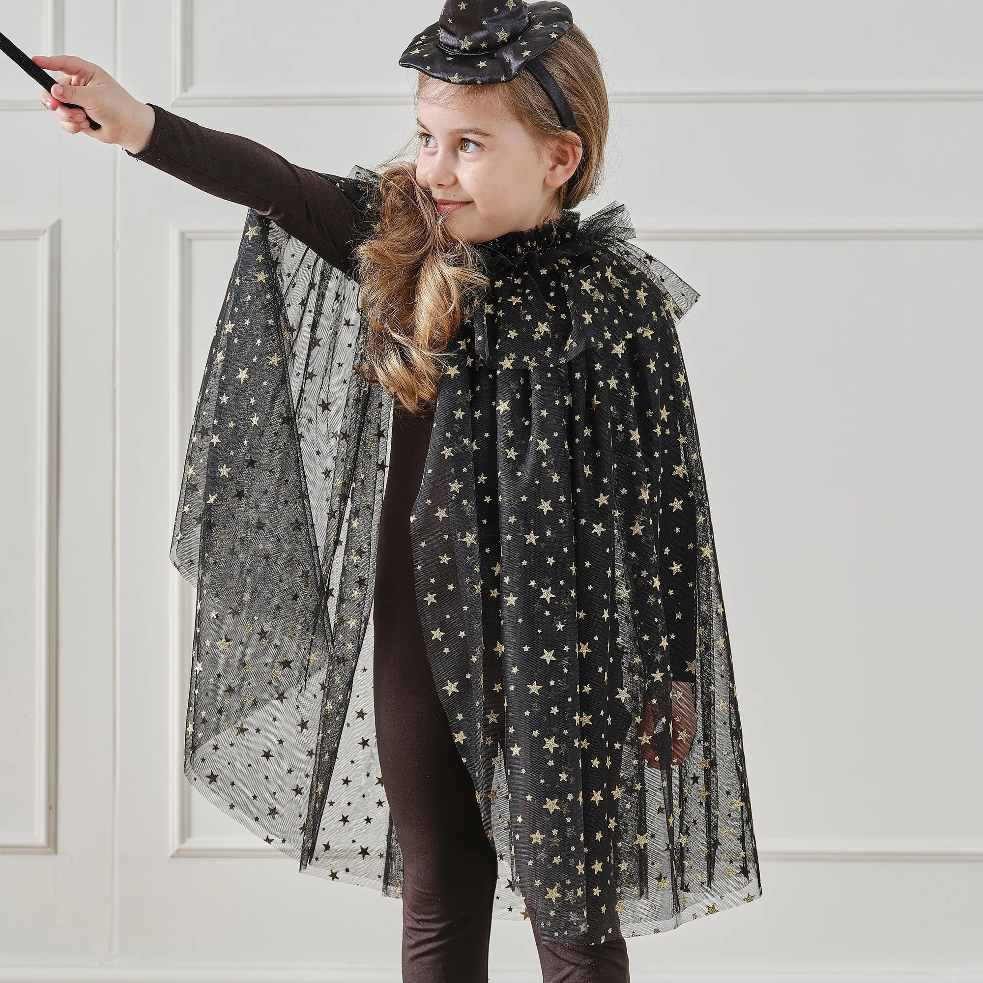 Cappa da strega nera e oro: idee per costumi di Halloween