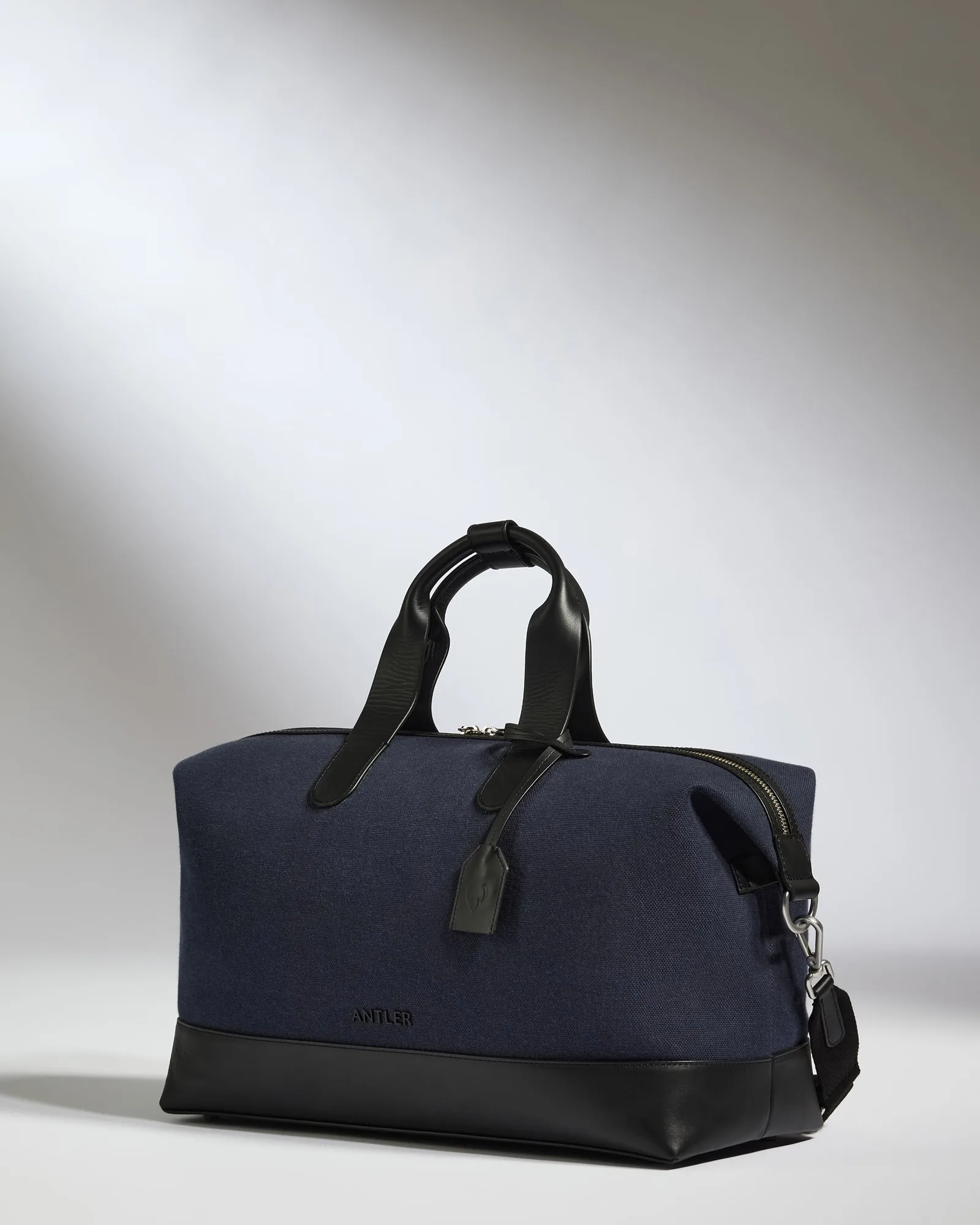 Heritage Overnight Bag in Navy