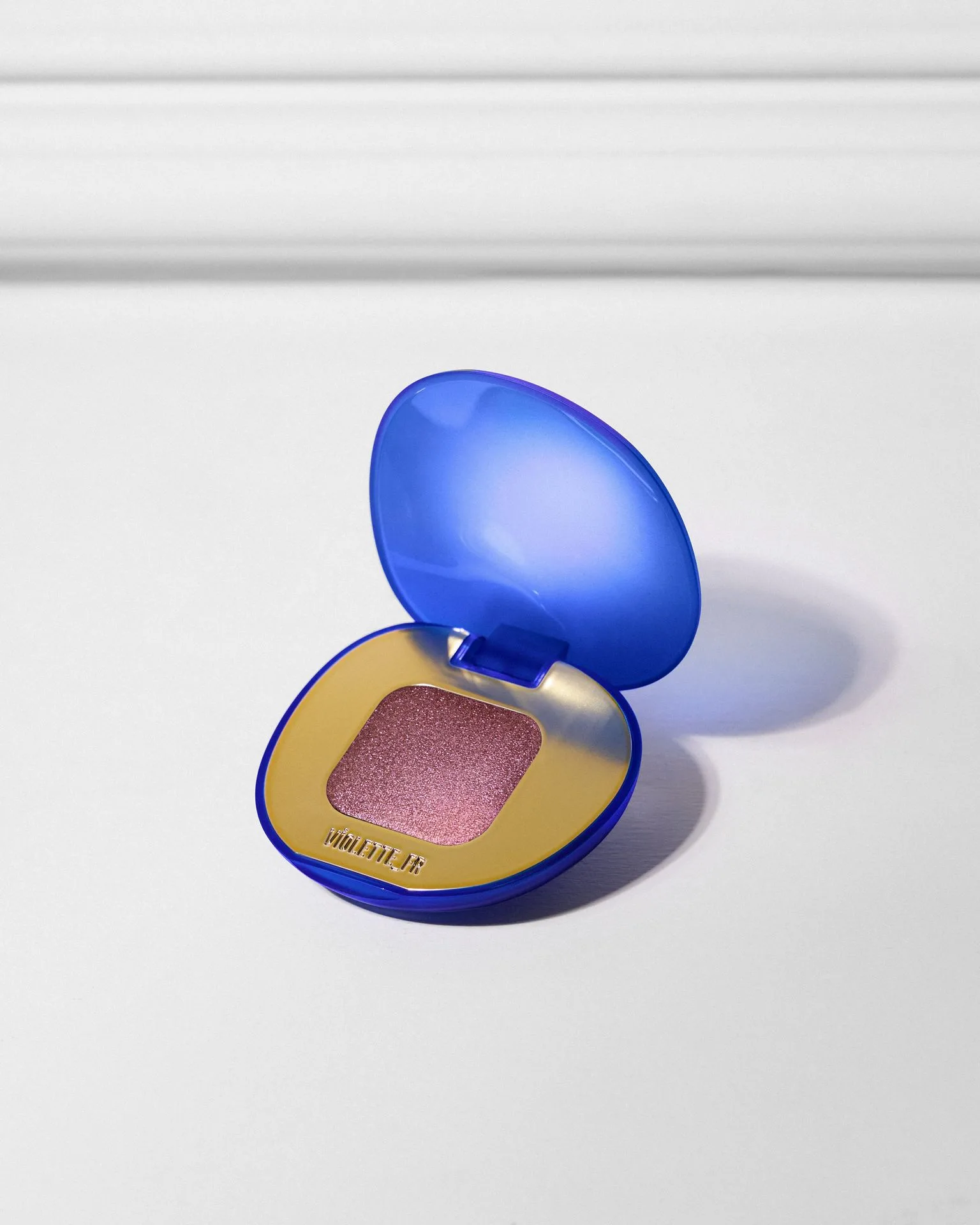 Plume Eyeshadow vs. Bisou Balm: Hvilket multitaskende produkt bør du velge?